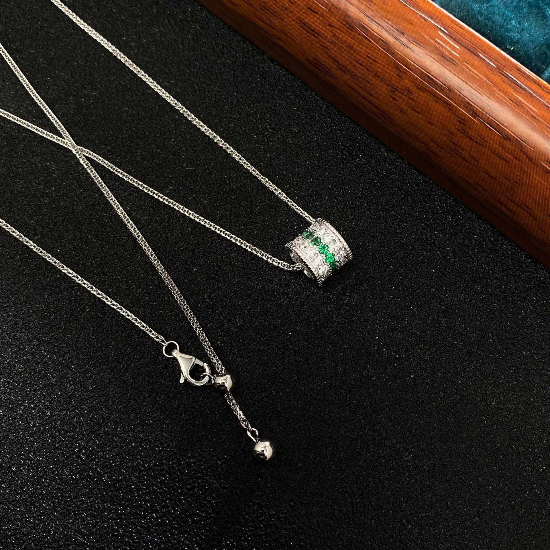 S925 sterling silver niche design green diamond pendant women's small waist adjustable necklace collarbone chain
S925 sterling silver niche design green diamond pendant women's small waist adjustable necklace collarbone chain