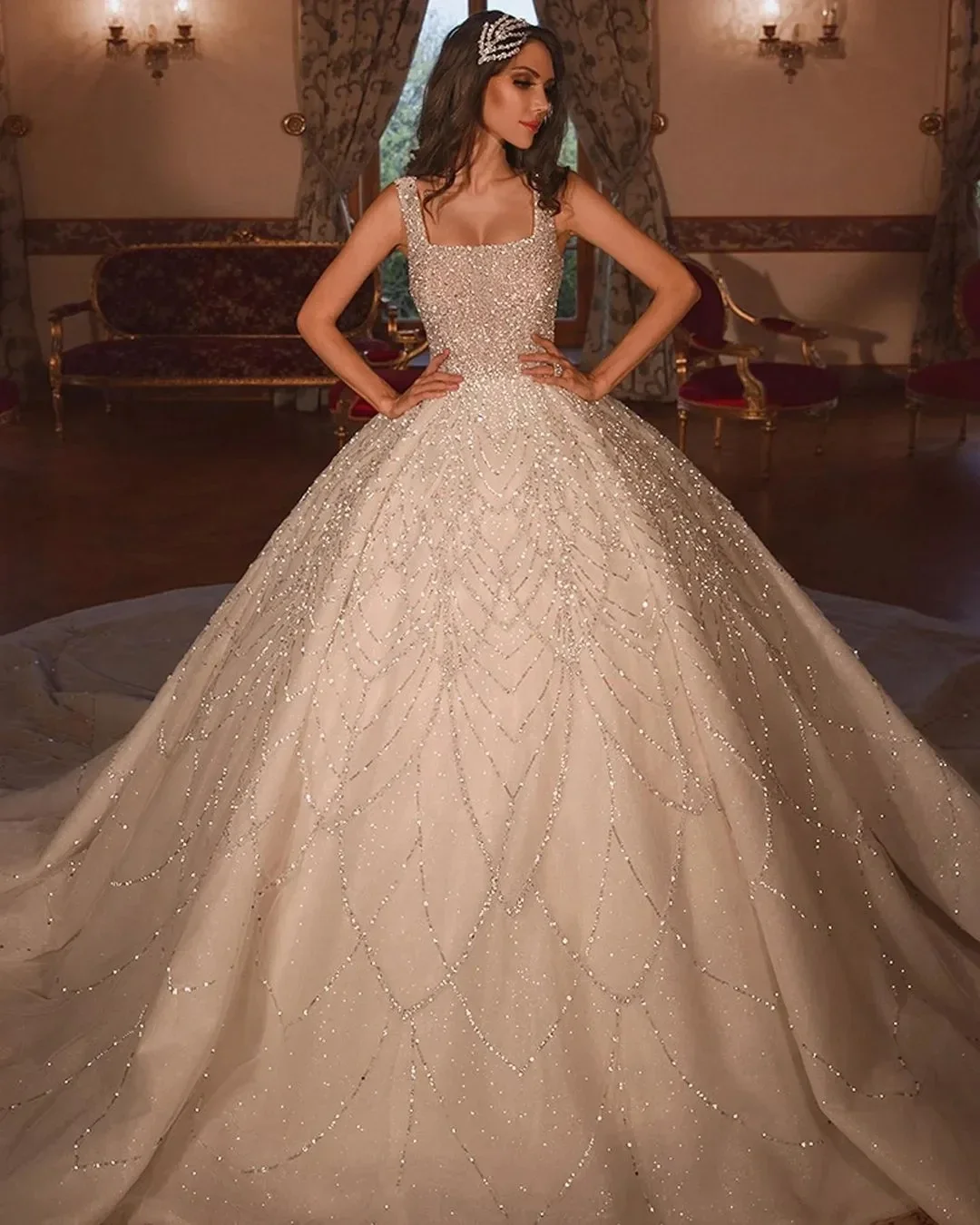 Customized Luxury Wedding Dresses Square Collar Bridal Gowns Sleeveless Sequins Beaded Dubai Arabic Vestido de Novia
Customized Luxury Wedding Dresses Square Collar Bridal Gowns Sleeveless Sequins Beaded Dubai Arabic Vestido de Novia