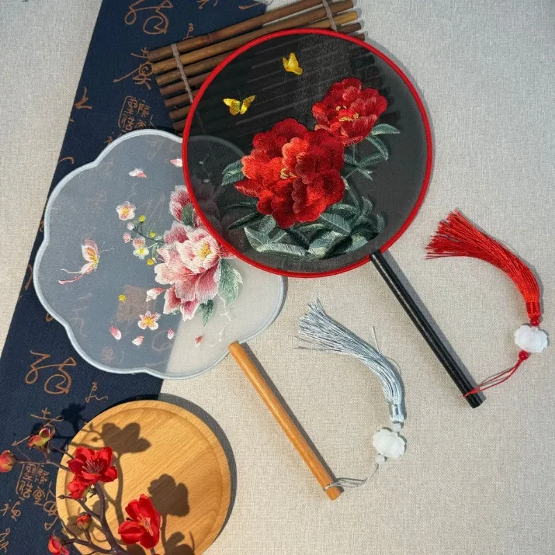 Веер в античном стиле для классических танцев, китайский стиль, с вышивкой Су, для традиционного костюма, ханьфу, двусторонняя вышивка, ручной веер.
Веер в античном стиле для классических танцев, китайский стиль, с вышивкой Су, для традиционного костюма, ханьфу, двусторонняя вышивка, ручной веер.