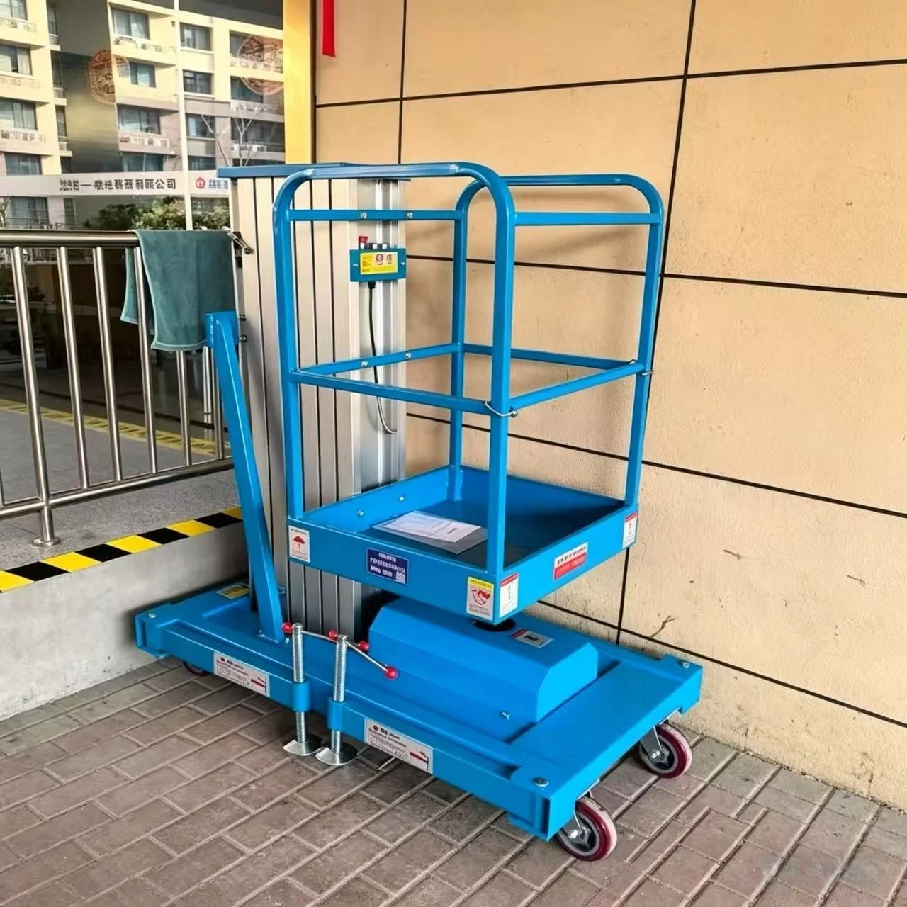 The Most Popular 4m-10m Small Aluminum Alloy Mast Lifting Aerial Work Platform For Home Use, Single-person Lifting Platform
The Most Popular 4m-10m Small Aluminum Alloy Mast Lifting Aerial Work Platform For Home Use, Single-person Lifting Platform