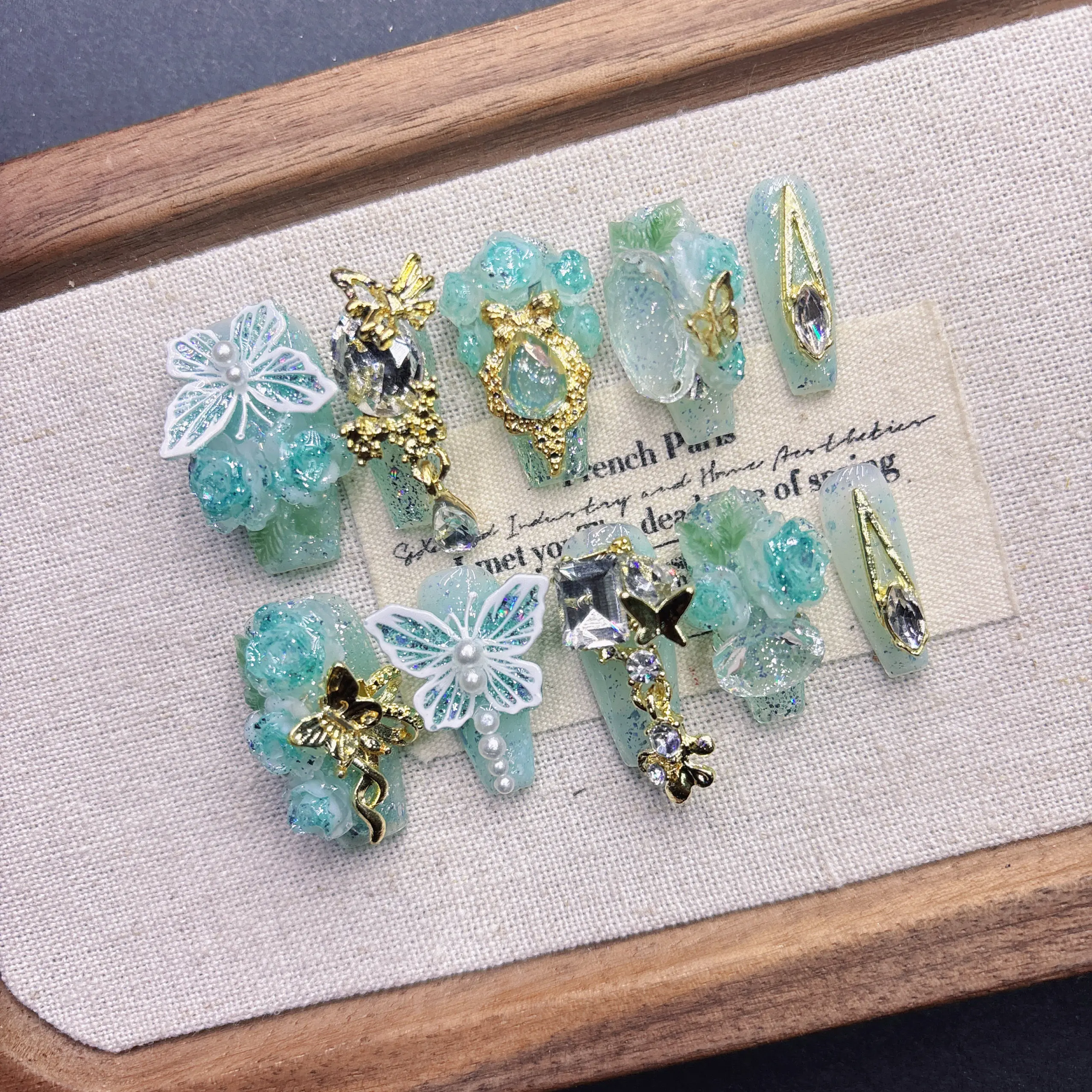 Накладные ногти Mint Ice Glass Fairy Luxury, очень длинные, тип «стилет», с 3D-бабочками, кристаллами, розовым золотом, стразами и жемчугом, сверхпрочные, ручной работы
Накладные ногти Mint Ice Glass Fairy Luxury, очень длинные, тип «стилет», с 3D-бабочками, кристаллами, розовым золотом, стразами и жемчугом, сверхпрочные, ручной работы