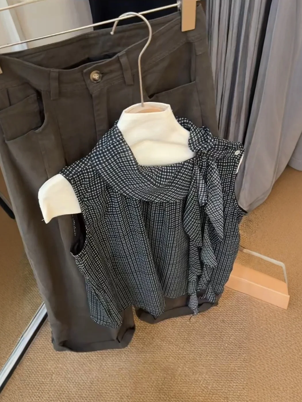 Retro Korean Plaid Sash Sleeveless Shirt Women Summer New Slimming Versatile Sweet Chiffon Top High Collar Regular Length
Retro Korean Plaid Sash Sleeveless Shirt Women Summer New Slimming Versatile Sweet Chiffon Top High Collar Regular Length