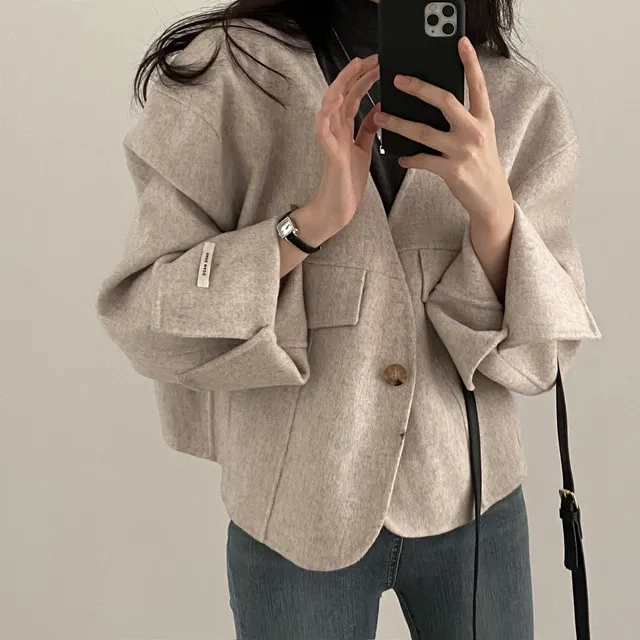 Retro Korean Sle V-Ne Roll Sve Woolen Coat Loose ort Length Youthful Open Cardigan Top for Middle-Aged Women
Retro Korean Sle V-Ne Roll Sve Woolen Coat Loose ort Length Youthful Open Cardigan Top for Middle-Aged Women