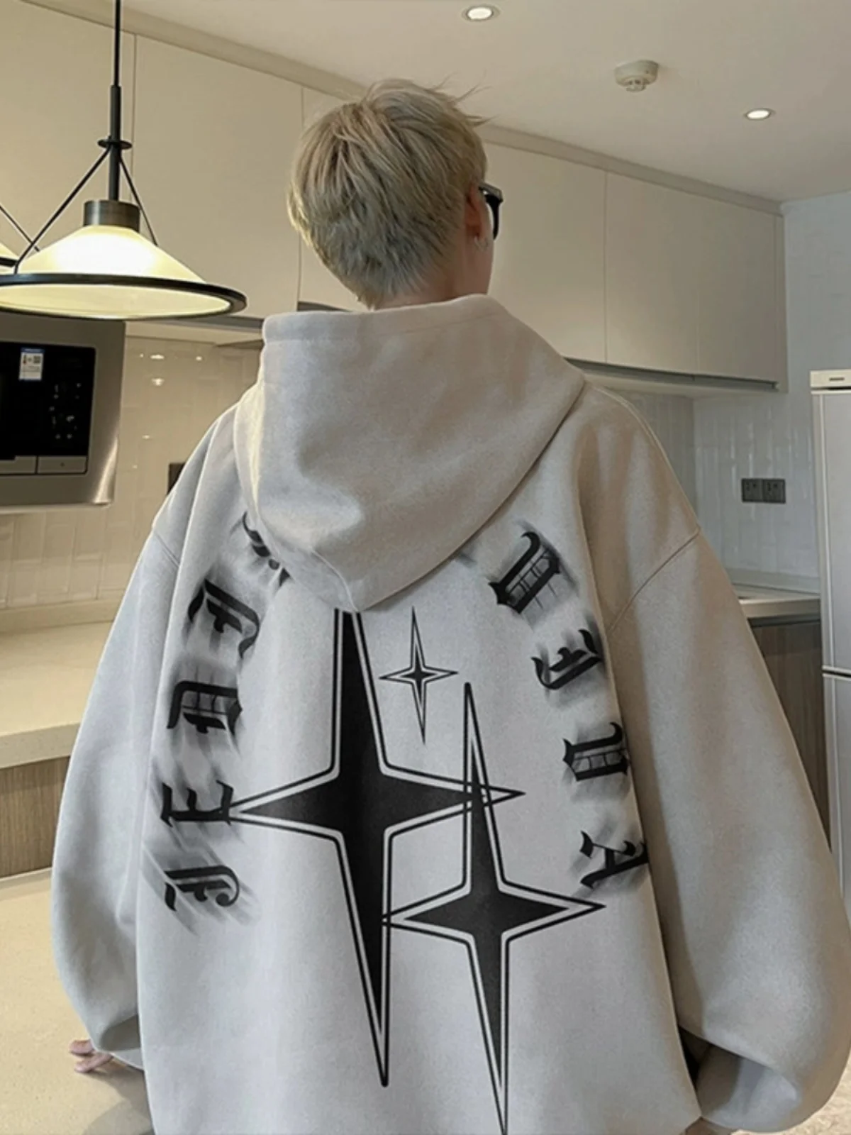 Американский свитшот из плотного материала 500 г, жесткий и плотный, для мужчин, с капюшоном, в стиле High Street Hip Hop, модный бренд из Гуанчжоу.
Американский свитшот из плотного материала 500 г, жесткий и плотный, для мужчин, с капюшоном, в стиле High Street Hip Hop, модный бренд из Гуанчжоу.