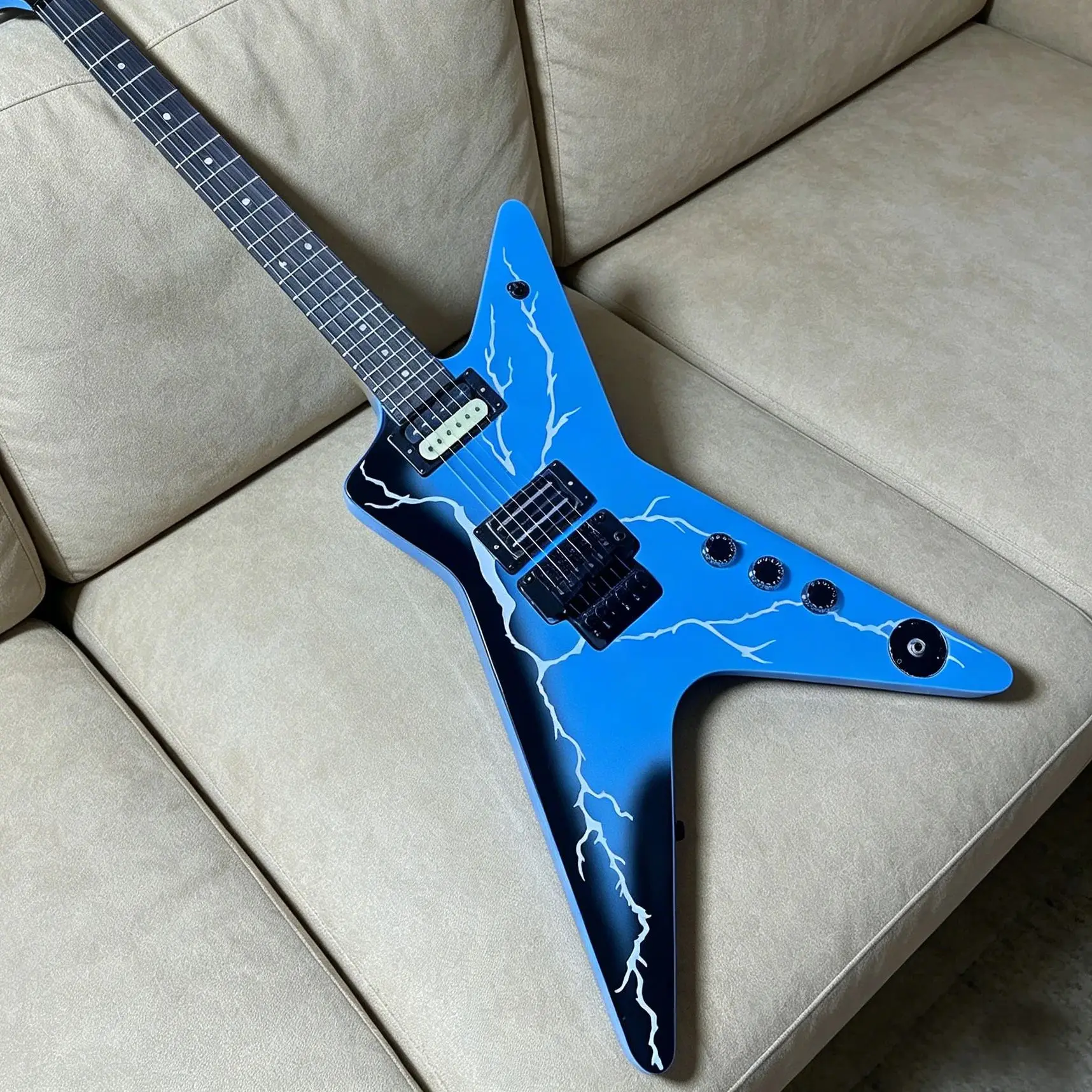 Электрогитара Blue Bolt Dimebag Dean с HH-звукоснимателями, грифом из красного дерева, черной фурнитурой, тематический подарок, бесплатная доставка
Электрогитара Blue Bolt Dimebag Dean с HH-звукоснимателями, грифом из красного дерева, черной фурнитурой, тематический подарок, бесплатная доставка