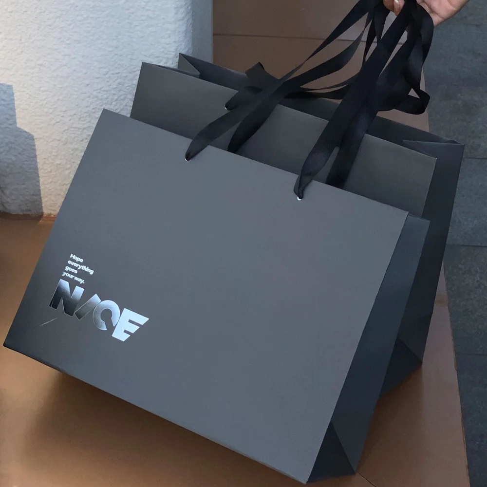 500pcs/Lot Wholesale Custom Boutique Shopping Paper Bags with Foil Stamp Embossed logo Custom Cloth Shop Packaging Paper Bag
500pcs/Lot Wholesale Custom Boutique Shopping Paper Bags with Foil Stamp Embossed logo Custom Cloth Shop Packaging Paper Bag