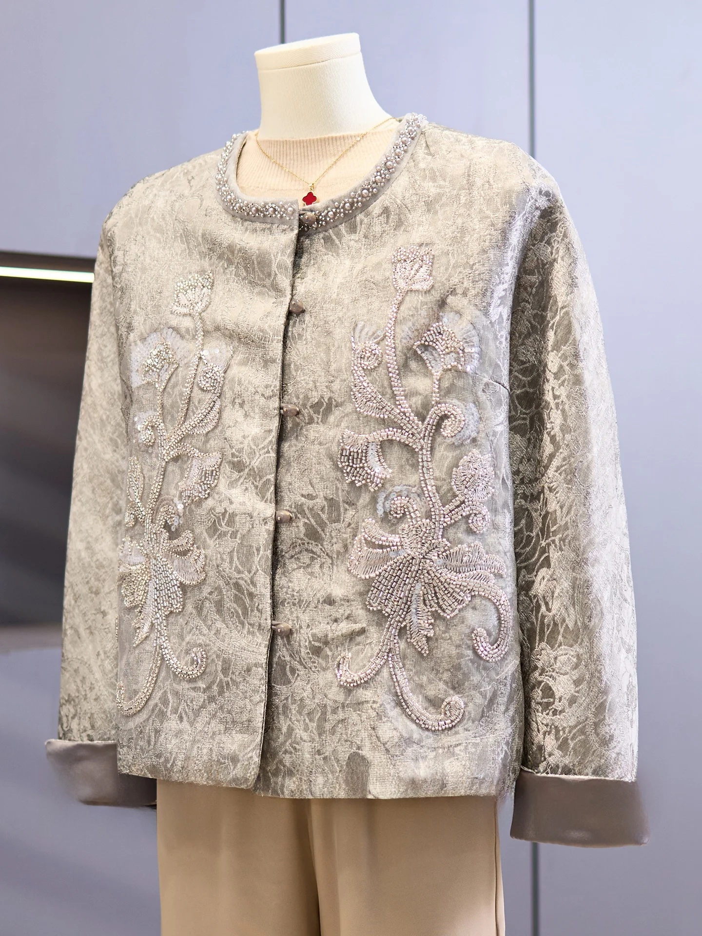 New Chinese Sle ort Printed Jaet Autumn Winter Outerwear for Middle-Aged Women Traditional Tang Costume Windbreaker
New Chinese Sle ort Printed Jaet Autumn Winter Outerwear for Middle-Aged Women Traditional Tang Costume Windbreaker