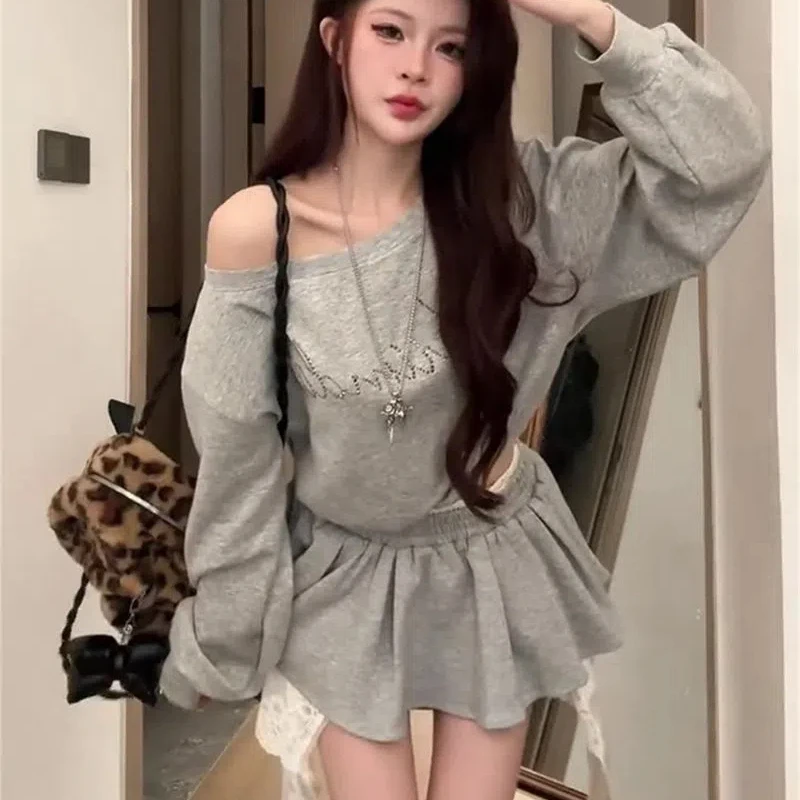 Gray Sloped Collar Long-sleeved Sweatshirt for Women Off-shoulder Casual Versatile Short Top
Gray Sloped Collar Long-sleeved Sweatshirt for Women Off-shoulder Casual Versatile Short Top