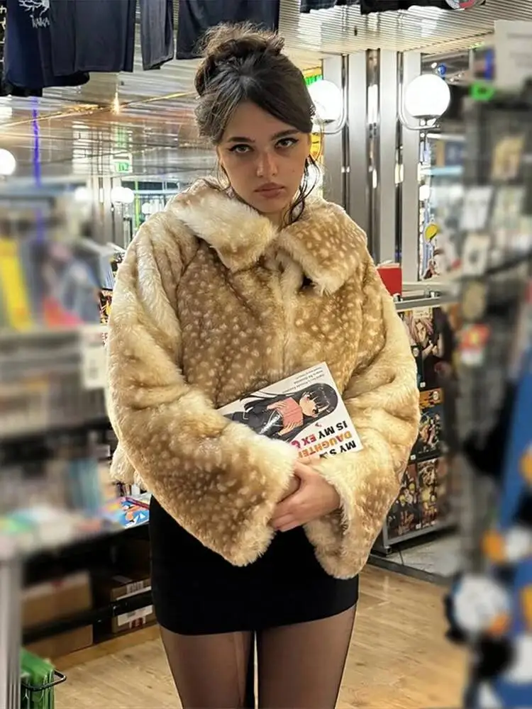 Ретро-пальто из искусственного меха, короткое, женское, элегантное, повседневное, плюшевое, с отложным воротником, на одной пуговице, женская классика 2025 года, зимняя, шикарная уличная одежда
Ретро-пальто из искусственного меха, короткое, женское, элегантное, повседневное, плюшевое, с отложным воротником, на одной пуговице, женская классика 2025 года, зимняя, шикарная уличная одежда