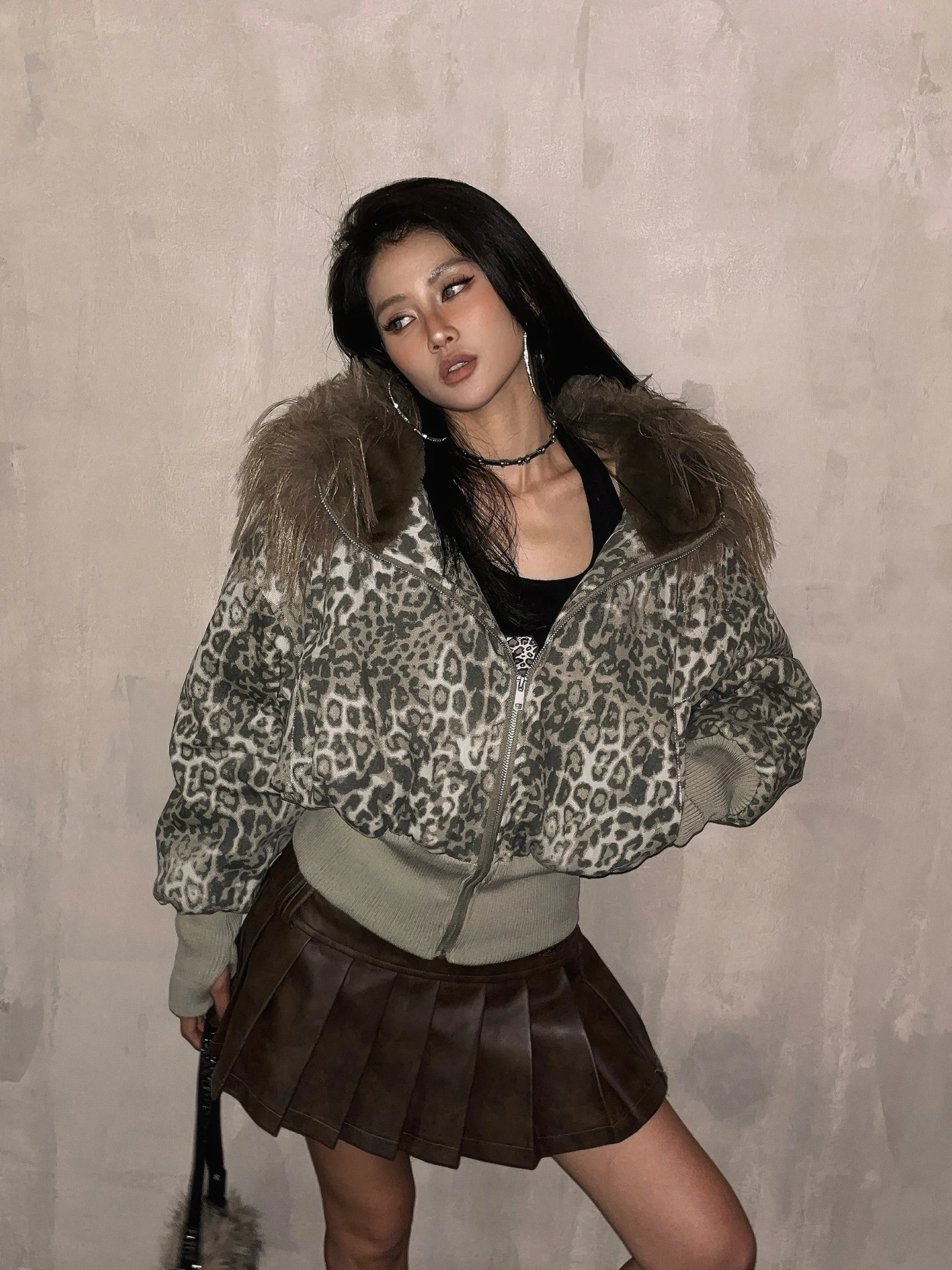 Зимнее женское утепленное хлопковое пальто DoubleD American Street Style с леопардовым принтом, пэчворком и меховым воротником, с капюшоном
Зимнее женское утепленное хлопковое пальто DoubleD American Street Style с леопардовым принтом, пэчворком и меховым воротником, с капюшоном