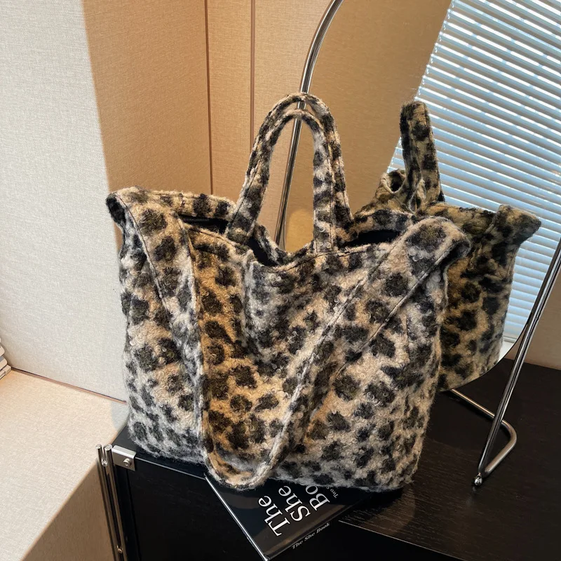 Зимняя большая сумка-тоут, женская сумка, популярная новая плюшевая сумка с леопардовым принтом, модная повседневная пушистая сумка на одно плечо подмышками
Зимняя большая сумка-тоут, женская сумка, популярная новая плюшевая сумка с леопардовым принтом, модная повседневная пушистая сумка на одно плечо подмышками