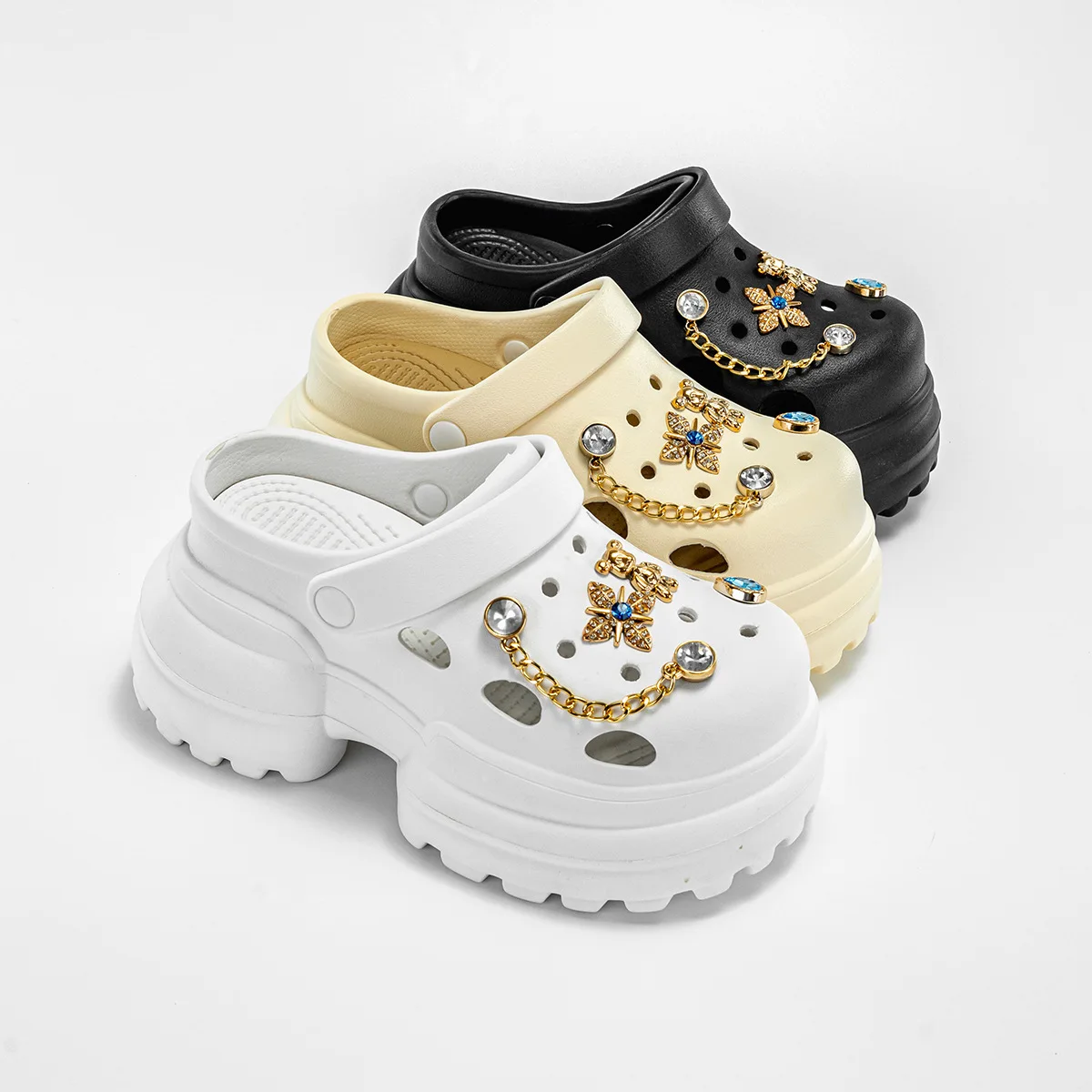 Women's summer garden shoes, fashionable and comfortable to wear, with thick soles and durable, suitable for beach wear.
Women's summer garden shoes, fashionable and comfortable to wear, with thick soles and durable, suitable for beach wear.