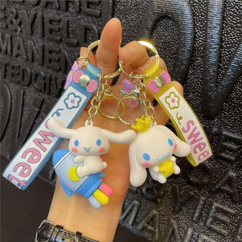 Kawaii брелок Sanrio Cinnamoroll Универсальный милый аниме креативный Школьный Рюкзак Подвеска Женский Рождественский подарок
Kawaii брелок Sanrio Cinnamoroll Универсальный милый аниме креативный Школьный Рюкзак Подвеска Женский Рождественский подарок