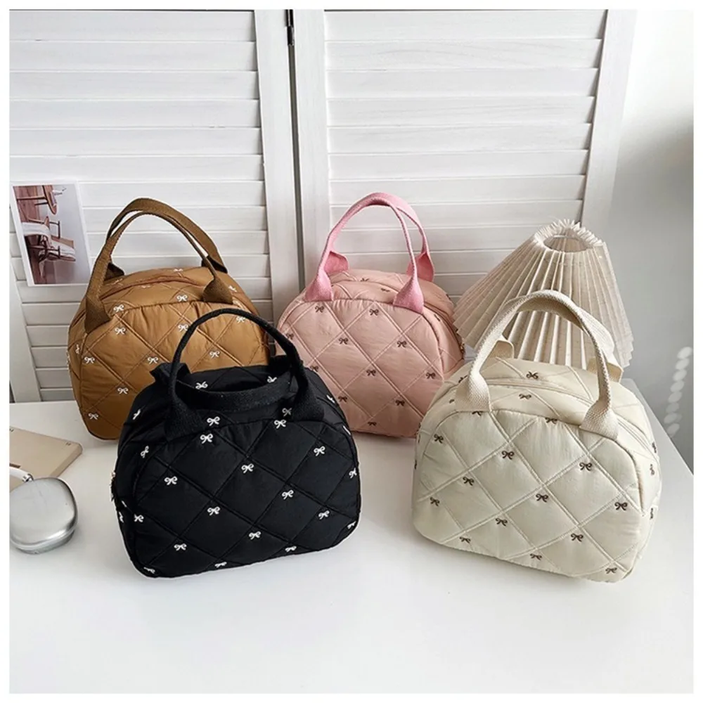 Новая сумка-ланчбокс с бантом, большая вместимость, портативная, для хранения косметики, дорожная сумка-тоут
Новая сумка-ланчбокс с бантом, большая вместимость, портативная, для хранения косметики, дорожная сумка-тоут