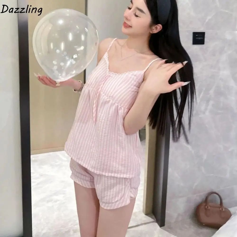 Пижамный костюм с бантом и кружевом в полоску, облегающие шорты-бретельки, ночная рубашка, свободный пижамный комплект из двух предметов с глубоким v-образным вырезом, домашние пижамные комплекты
Пижамный костюм с бантом и кружевом в полоску, облегающие шорты-бретельки, ночная рубашка, свободный пижамный комплект из двух предметов с глубоким v-образным вырезом, домашние пижамные комплекты