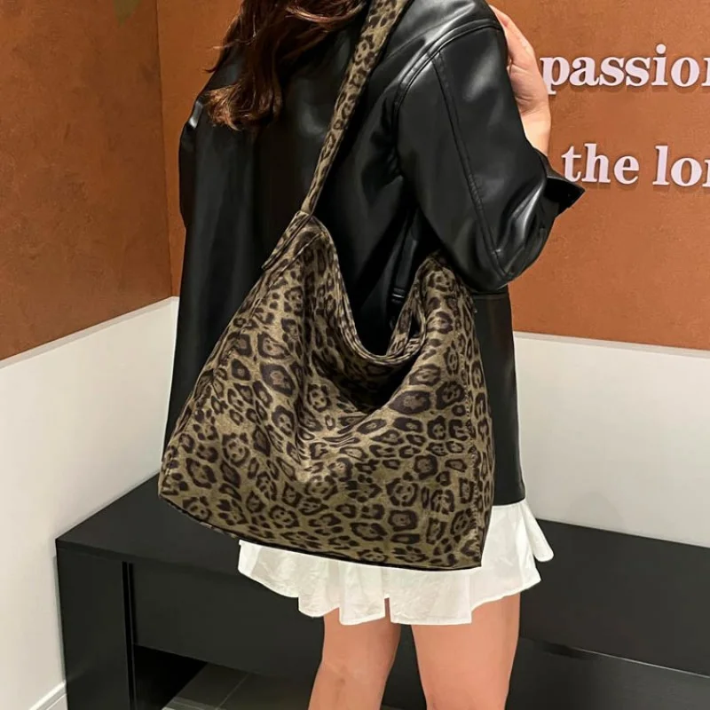 Fashionable Ladies Hand Bags Crafted From Premium Leather Featuring Casual Vintage And Paris Neat Style
Fashionable Ladies Hand Bags Crafted From Premium Leather Featuring Casual Vintage And Paris Neat Style 