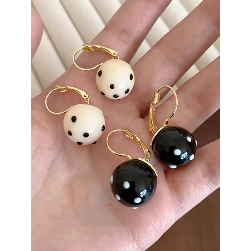 2 Pairs/Set Or 1 Pair Black And 1 Pair White, Etc., 1 Pair Minimalist Polka Dot Metal Hoop Earrings, Suitable For Women's Daily Commute Wear
2 Pairs/Set Or 1 Pair Black And 1 Pair White, Etc., 1 Pair Minimalist Polka Dot Metal Hoop Earrings, Suitable For Women's Daily Commute Wear