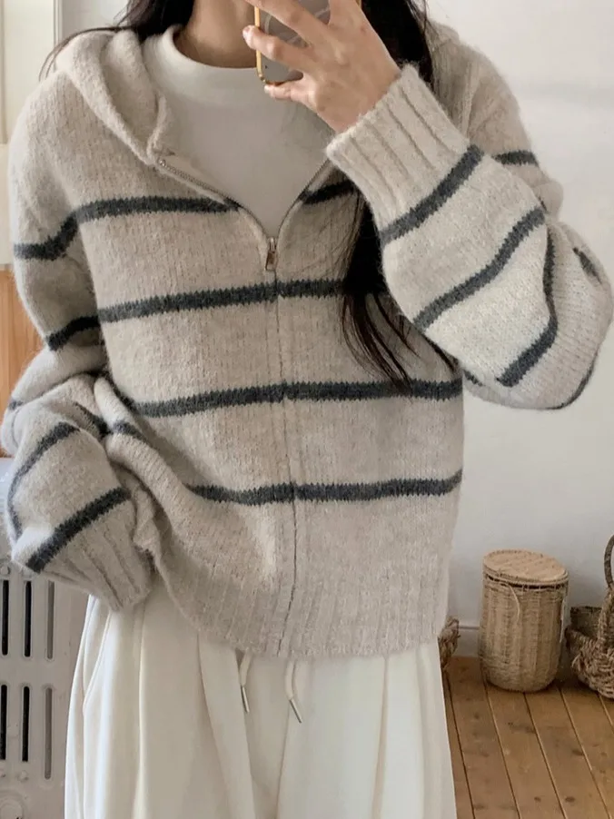 Женский зимний утепленный вязаный кардиган-пальто свободного кроя в полоску, с капюшоном, повседневный, модный, для невысоких, с эффектом стройности
Женский зимний утепленный вязаный кардиган-пальто свободного кроя в полоску, с капюшоном, повседневный, модный, для невысоких, с эффектом стройности