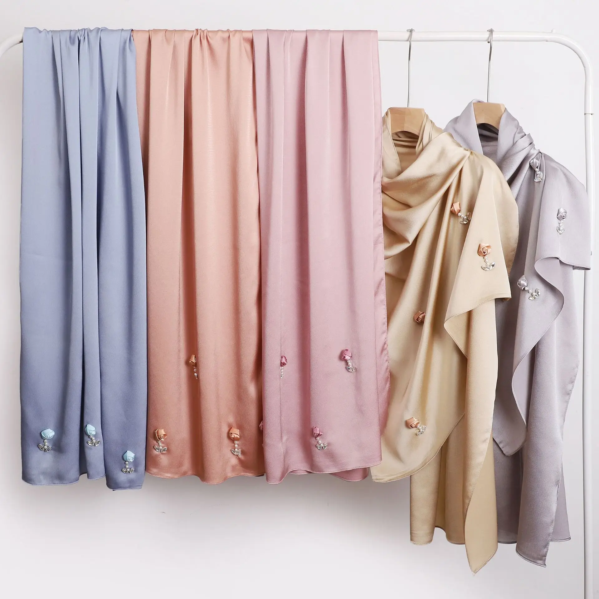Bubble Satin Chiffon Hand-Stick Flower Pearl Button Sailor's Scarf Muslim Women Hijabs Malay Muslim Hijabs for Women 175*70cm
Bubble Satin Chiffon Hand-Stick Flower Pearl Button Sailor's Scarf Muslim Women Hijabs Malay Muslim Hijabs for Women 175*70cm