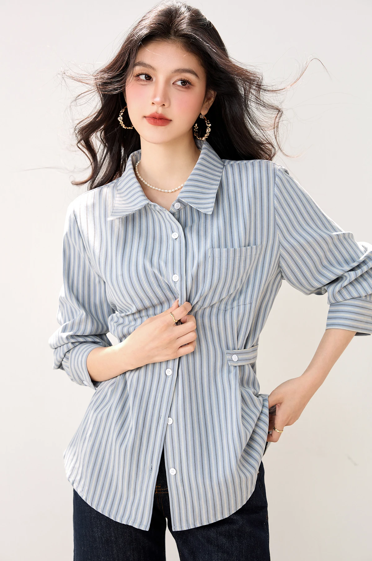 Женская простая полосатая рубашка с длинным рукавом, приталенного кроя, на пуговицах, для работы и повседневной носки, с воротником на пуговицах, в стиле стритвир
Женская простая полосатая рубашка с длинным рукавом, приталенного кроя, на пуговицах, для работы и повседневной носки, с воротником на пуговицах, в стиле стритвир