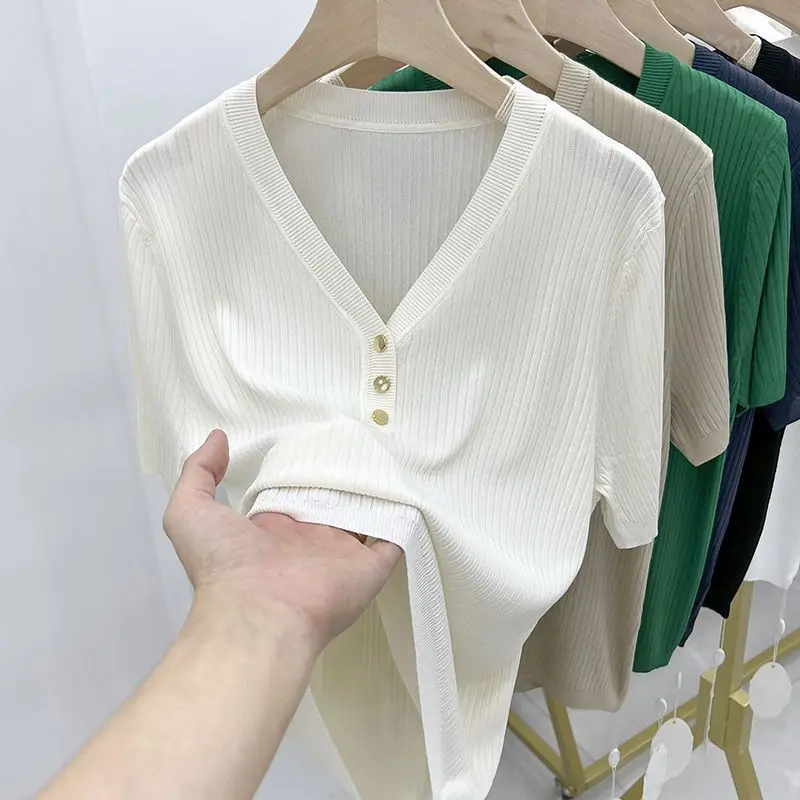 Summer New Ice Silk V-Neck Short Sleeved T-shirt Women's Solid Fashion Casual Loose Age Reducing Thin Top Ladies Pullover Q515
Summer New Ice Silk V-Neck Short Sleeved T-shirt Women's Solid Fashion Casual Loose Age Reducing Thin Top Ladies Pullover Q515