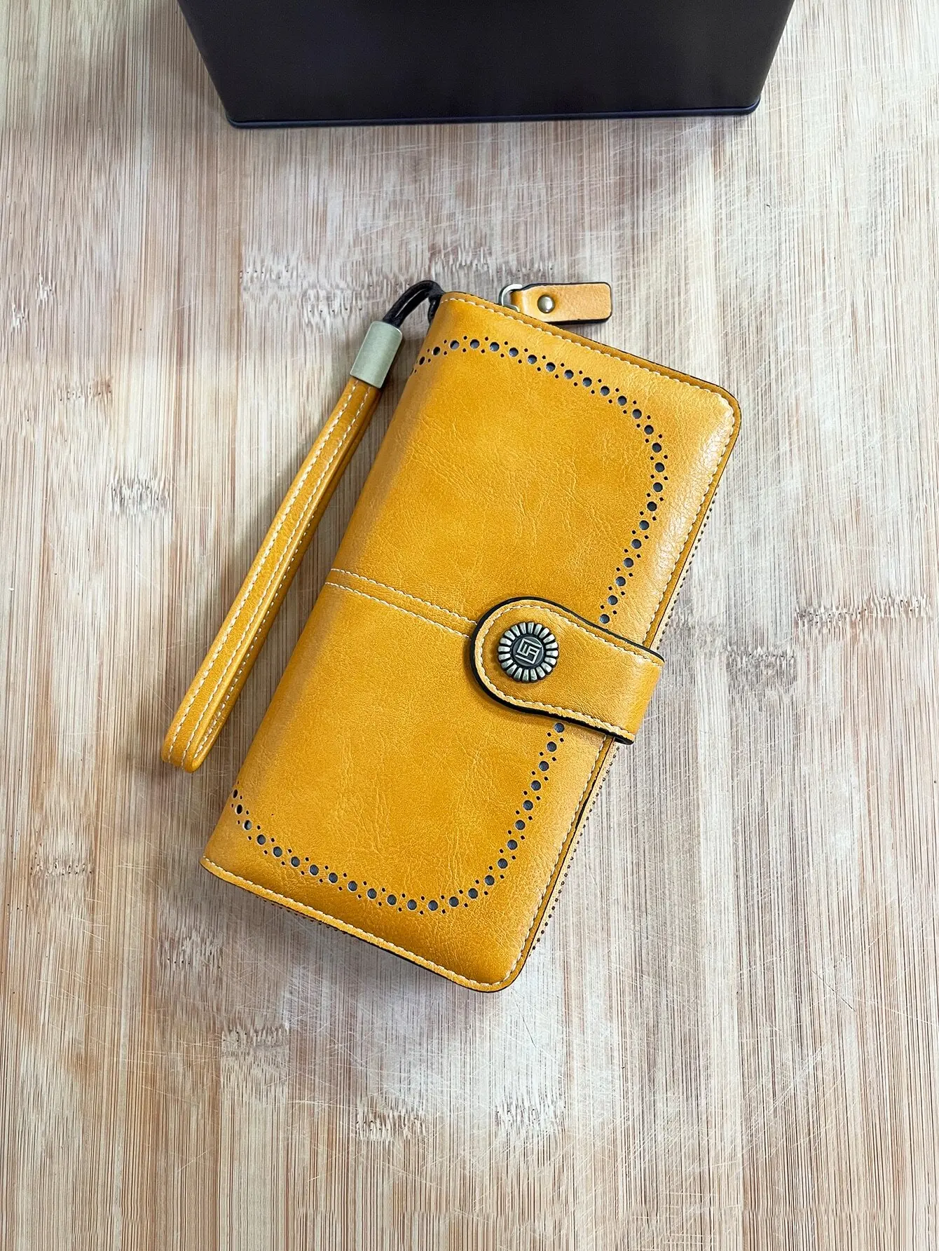 CHARM INFINITE Vintage Fashion Hollow-Out Large Capacity Zipper & Snap Closure Women's For Women Wallet Purse Wallet Long Wallet
CHARM INFINITE Vintage Fashion Hollow-Out Large Capacity Zipper & Snap Closure Women's For Women Wallet Purse Wallet Long Wallet