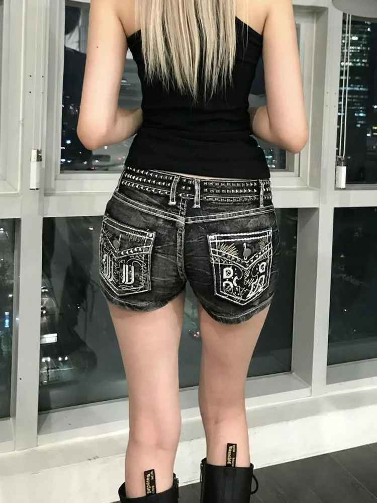 2026 New American Retro Gothic Embroidered Rivet Denim Shorts Female Summer Y2k Hepburn Spice Girls Skinny Bag Hip Pants Women
2026 New American Retro Gothic Embroidered Rivet Denim Shorts Female Summer Y2k Hepburn Spice Girls Skinny Bag Hip Pants Women