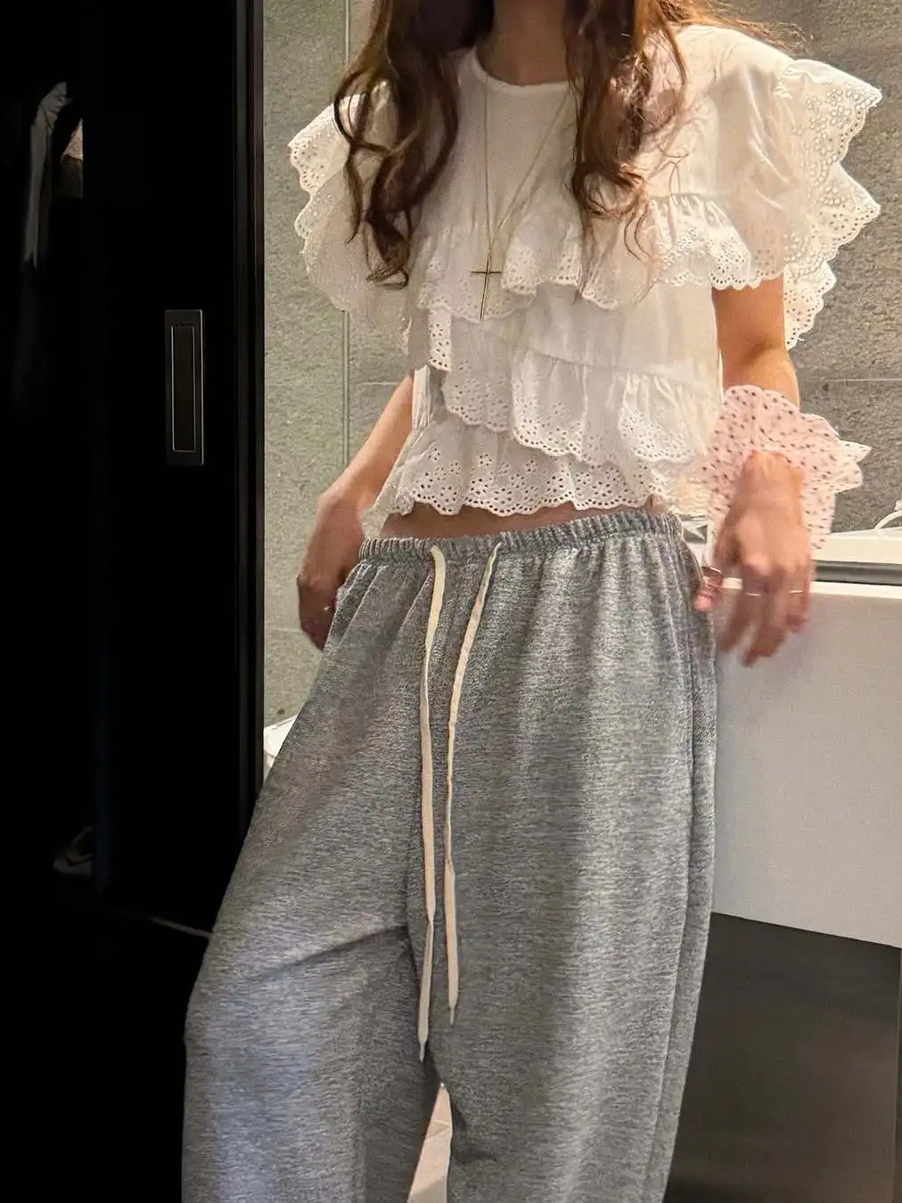 Korean Style Short Heavy Embellished Lace Trim round Neck Shirt Women Summer Slimming Layered Design Sense Fly Sleeve Top
Korean Style Short Heavy Embellished Lace Trim round Neck Shirt Women Summer Slimming Layered Design Sense Fly Sleeve Top