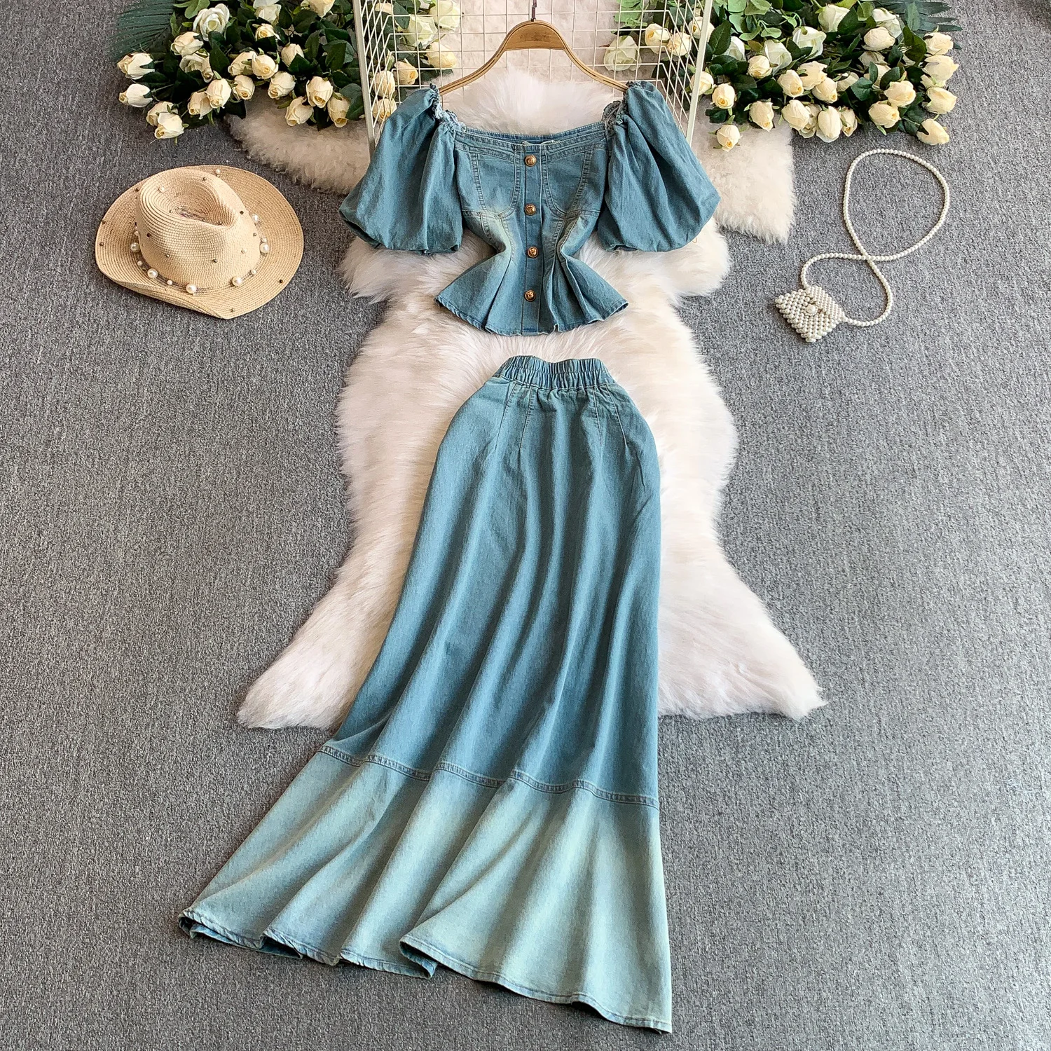 Summer Women's Denim Shirt Unique Metal Buckle Square Neck Bubble Sleeve Denim Top High Waist Gradient Half Skirt Two Piece Set
Summer Women's Denim Shirt Unique Metal Buckle Square Neck Bubble Sleeve Denim Top High Waist Gradient Half Skirt Two Piece Set