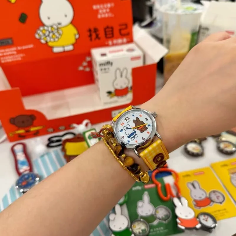 Новые часы Boxfun Miffy с аутентичной фигуркой, кварцевые, модные, коллекционные, с нейлоновым ремешком, подарок для женщин, модный аксессуар
Новые часы Boxfun Miffy с аутентичной фигуркой, кварцевые, модные, коллекционные, с нейлоновым ремешком, подарок для женщин, модный аксессуар