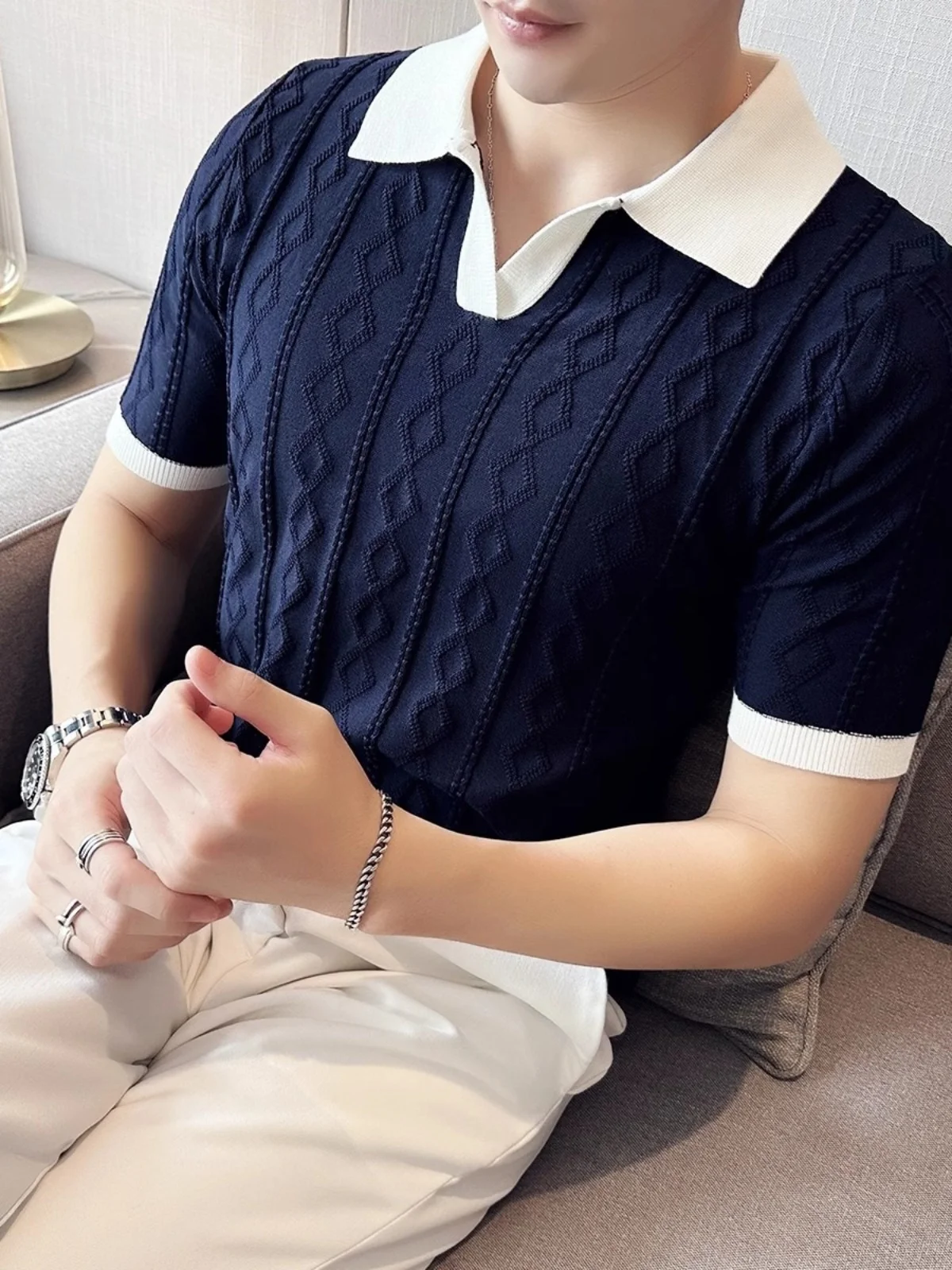 Летняя дышащая итальянская мужская футболка с V-образным вырезом, легкая, модная, с цветными вставками, эластичная, текстурированная, приталенная, с коротким рукавом, трикотажная.
Летняя дышащая итальянская мужская футболка с V-образным вырезом, легкая, модная, с цветными вставками, эластичная, текстурированная, приталенная, с коротким рукавом, трикотажная.