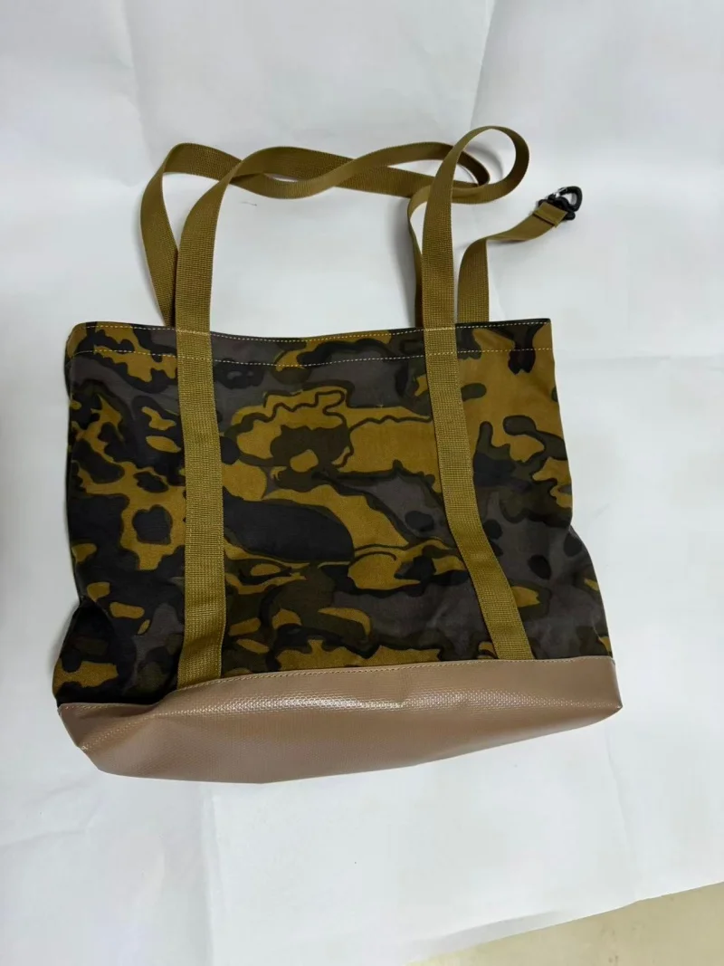 Вместительная сумка через плечо с камуфляжным принтом осенних и зимних листьев дуба, водоотталкивающая, экологичная.
Вместительная сумка через плечо с камуфляжным принтом осенних и зимних листьев дуба, водоотталкивающая, экологичная.