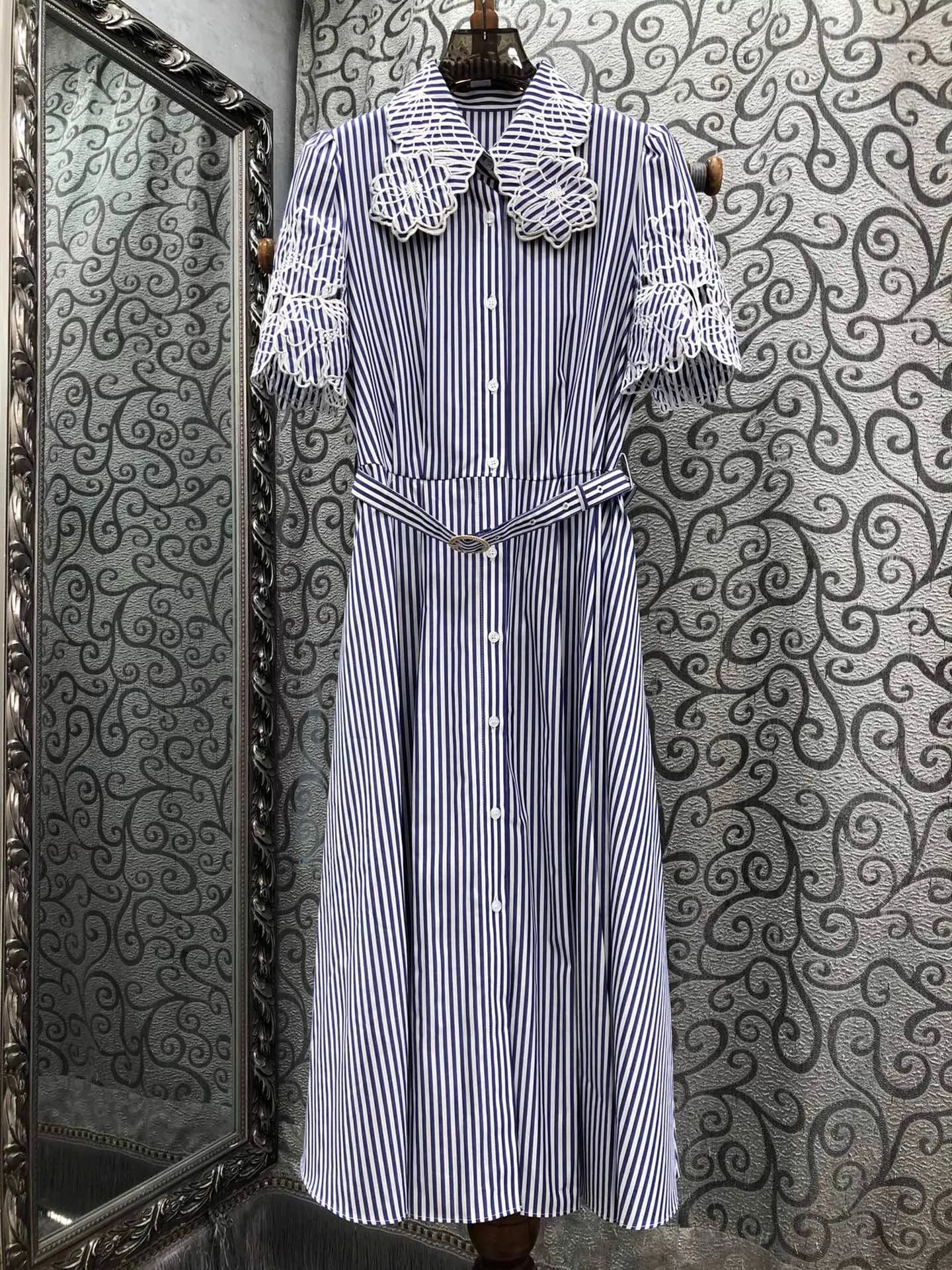 100%Cotton Dress 2025 Summer Style Women Turn-down Collar Luxurious Embroidery Belt Deco Short Sleeve Mid-Calf Long Shirt Dress
100%Cotton Dress 2025 Summer Style Women Turn-down Collar Luxurious Embroidery Belt Deco Short Sleeve Mid-Calf Long Shirt Dress