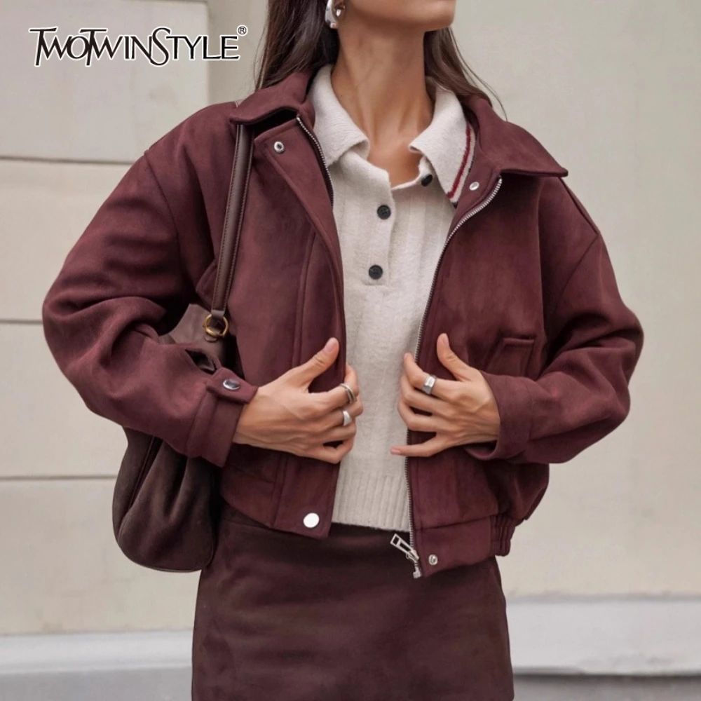 TWOTWINSTYLE Ретро искусственная замшевая куртка для женщин с лацканами и длинными рукавами на молнии, повседневные свободные красно-коричневые куртки женские осенние
TWOTWINSTYLE Ретро искусственная замшевая куртка для женщин с лацканами и длинными рукавами на молнии, повседневные свободные красно-коричневые куртки женские осенние