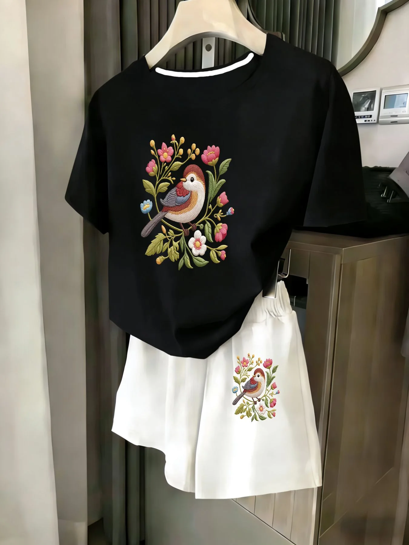 Ladies 2-Piece Set Summer Beach Vacation Casual round Neck Short Sleeve Random Print T-Shirt Elastic Waist Shorts Suit Comfortab
Ladies 2-Piece Set Summer Beach Vacation Casual round Neck Short Sleeve Random Print T-Shirt Elastic Waist Shorts Suit Comfortab