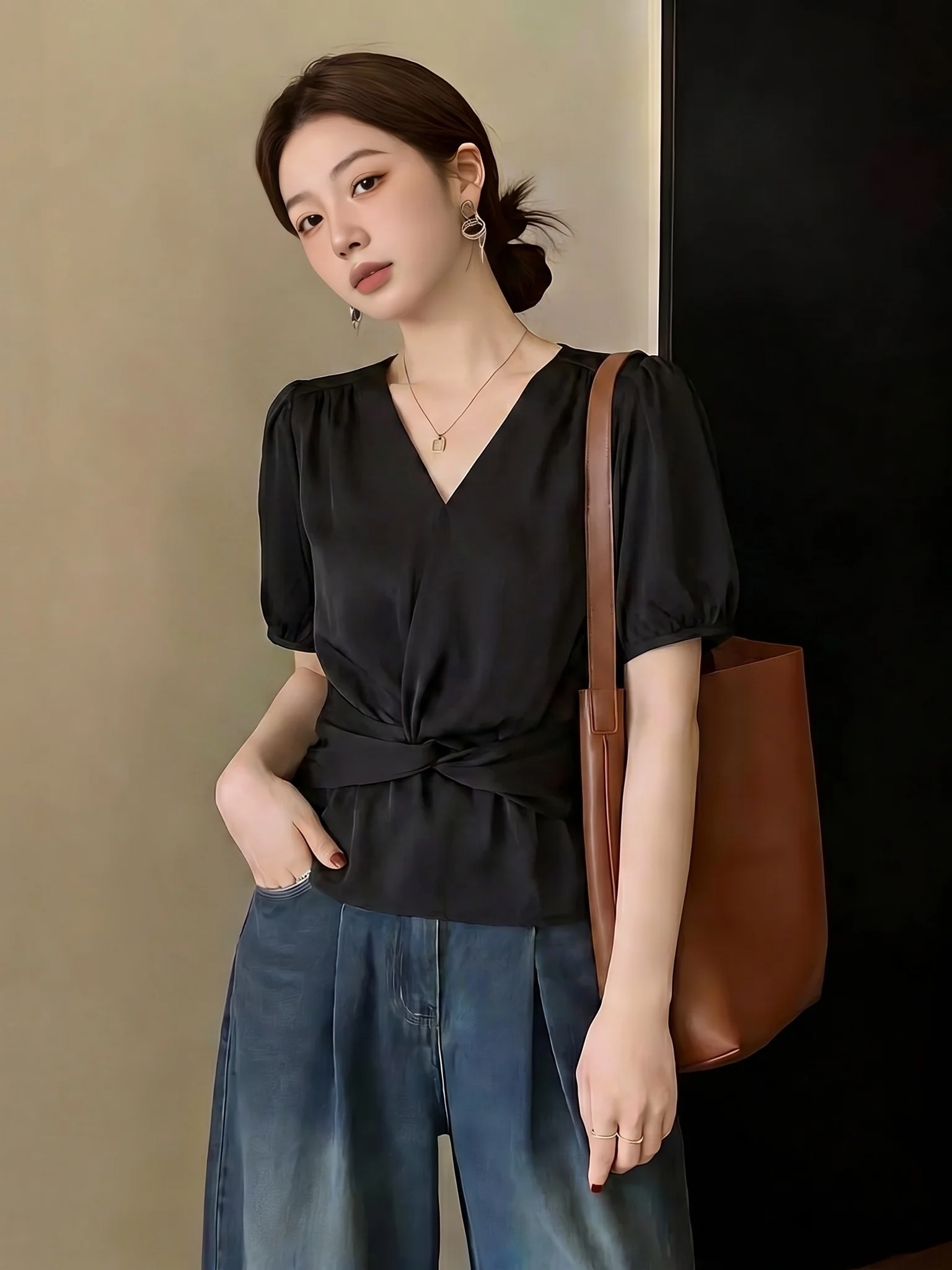 Elegant V-neck Short-sleeved Acetate Satin Women's Shirt 2026 Summer New plus Size Waist-cinching Top Korean Style Commute
Elegant V-neck Short-sleeved Acetate Satin Women's Shirt 2026 Summer New plus Size Waist-cinching Top Korean Style Commute