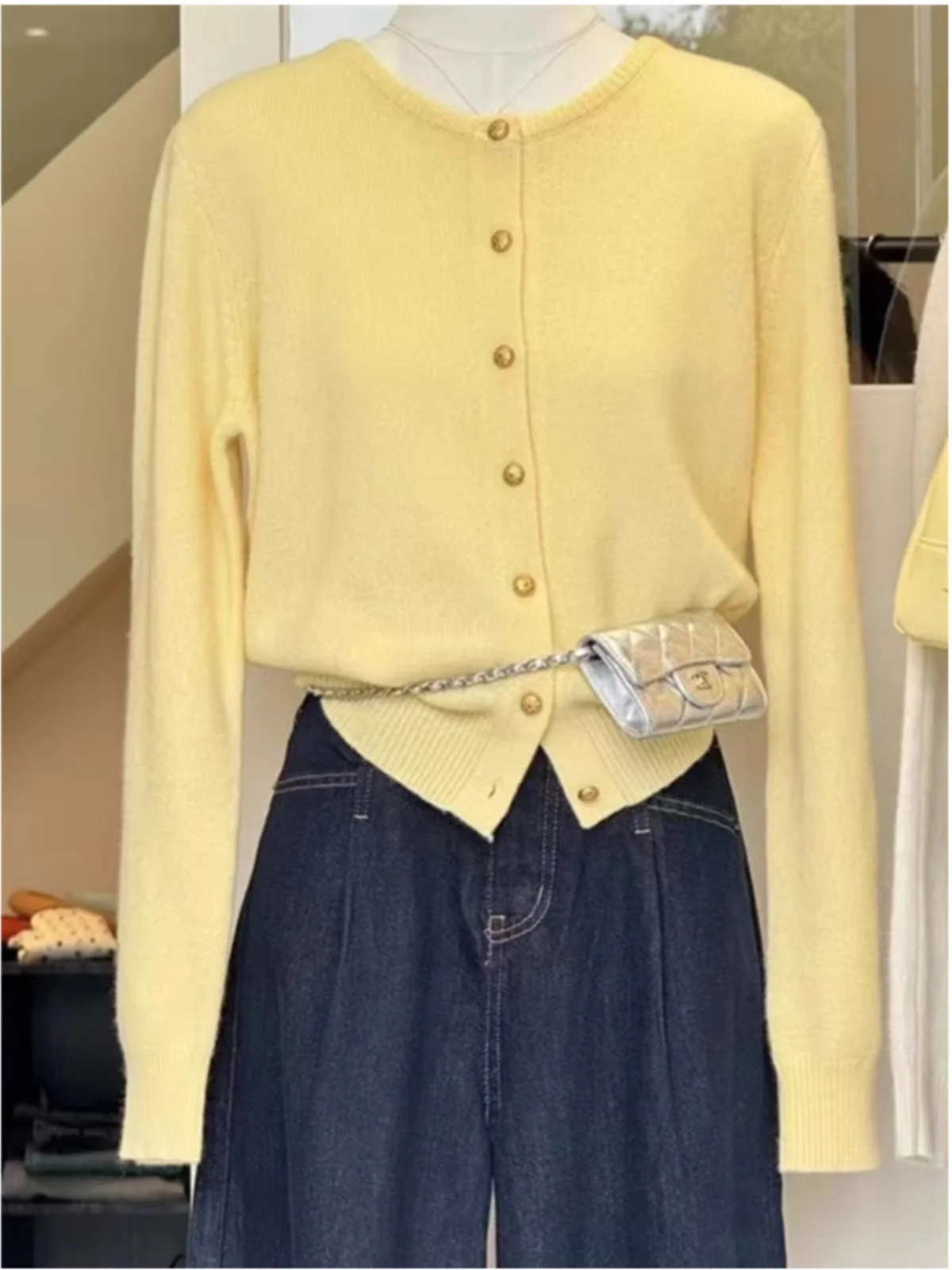 Желтый вязаный кардиган с круглым вырезом для женщин, осенне-зимний сезон, модный омолаживающий стиль, пальто с длинными рукавами
Желтый вязаный кардиган с круглым вырезом для женщин, осенне-зимний сезон, модный омолаживающий стиль, пальто с длинными рукавами