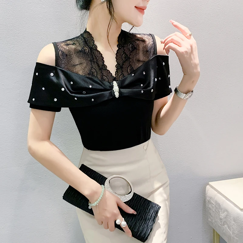 2024 New Summer European Clothes T-Shirt Chic Sexy V-Neck Patchwork Lace Shiny Diamonds Women Tops Short Sleeve Slim Tees 46033
2024 New Summer European Clothes T-Shirt Chic Sexy V-Neck Patchwork Lace Shiny Diamonds Women Tops Short Sleeve Slim Tees 46033