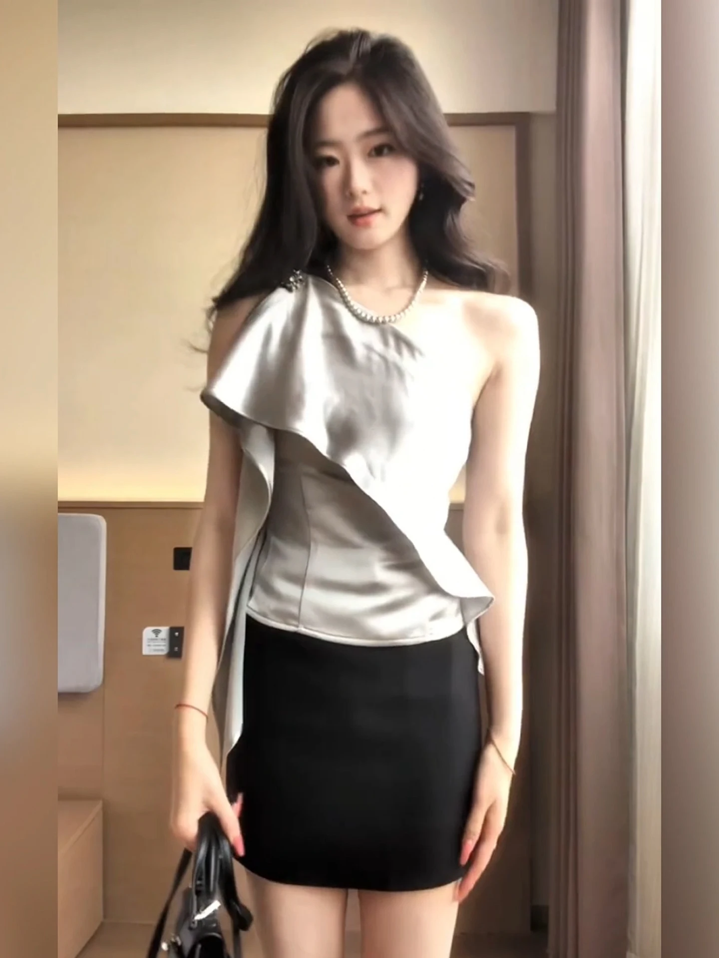 XZY Summer Outfit Women's Shoulder Bared Sleeveless Top And Shorts Set Vacation Style Asymmetrical Hem High Waist A-Line Skirt
XZY Summer Outfit Women's Shoulder Bared Sleeveless Top And Shorts Set Vacation Style Asymmetrical Hem High Waist A-Line Skirt