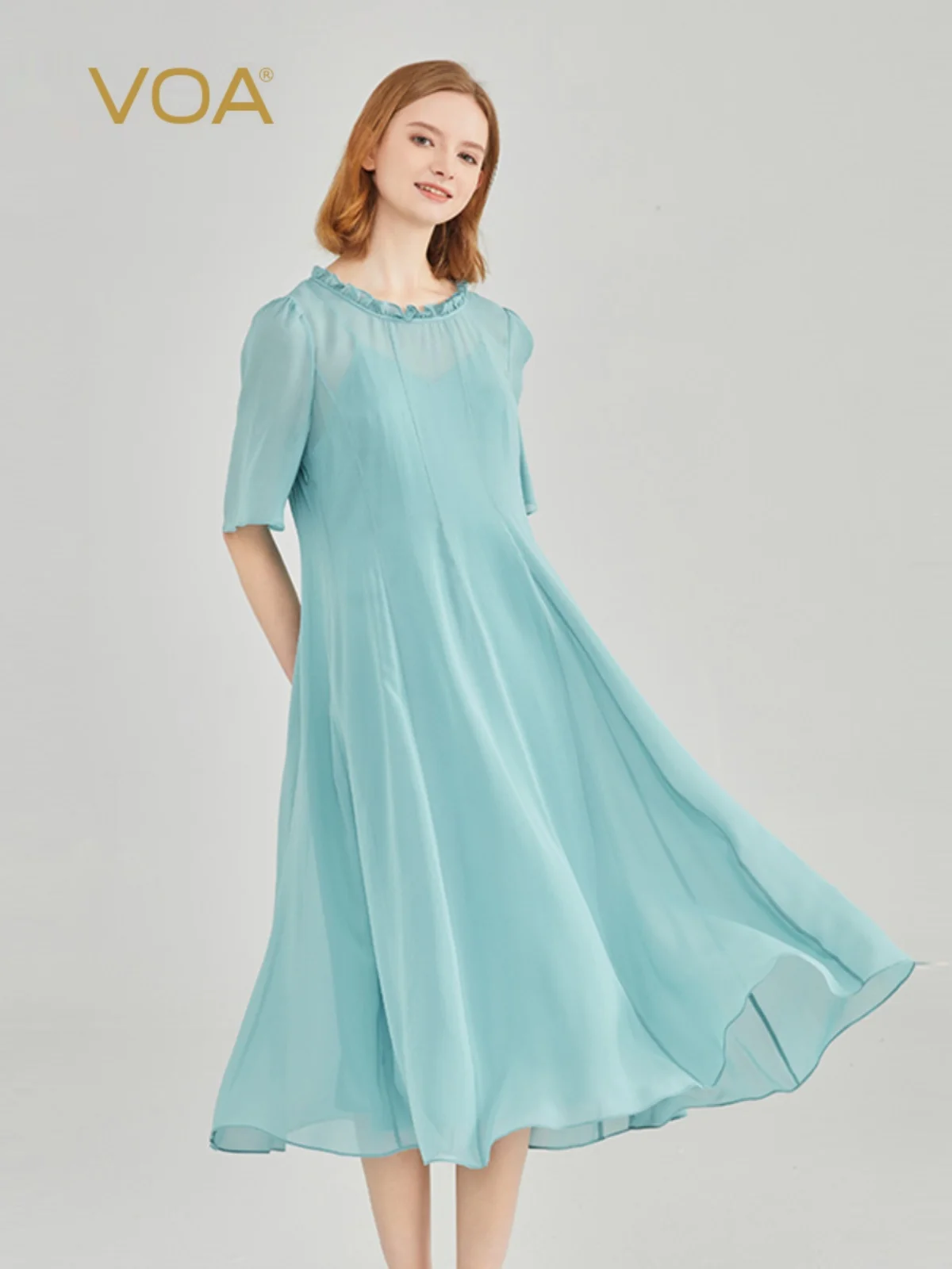 VOA ice blue Georgi pure mulberry silk fungus edge round neck short sleeve satin silk suspender skirt two-piece dress
VOA ice blue Georgi pure mulberry silk fungus edge round neck short sleeve satin silk suspender skirt two-piece dress