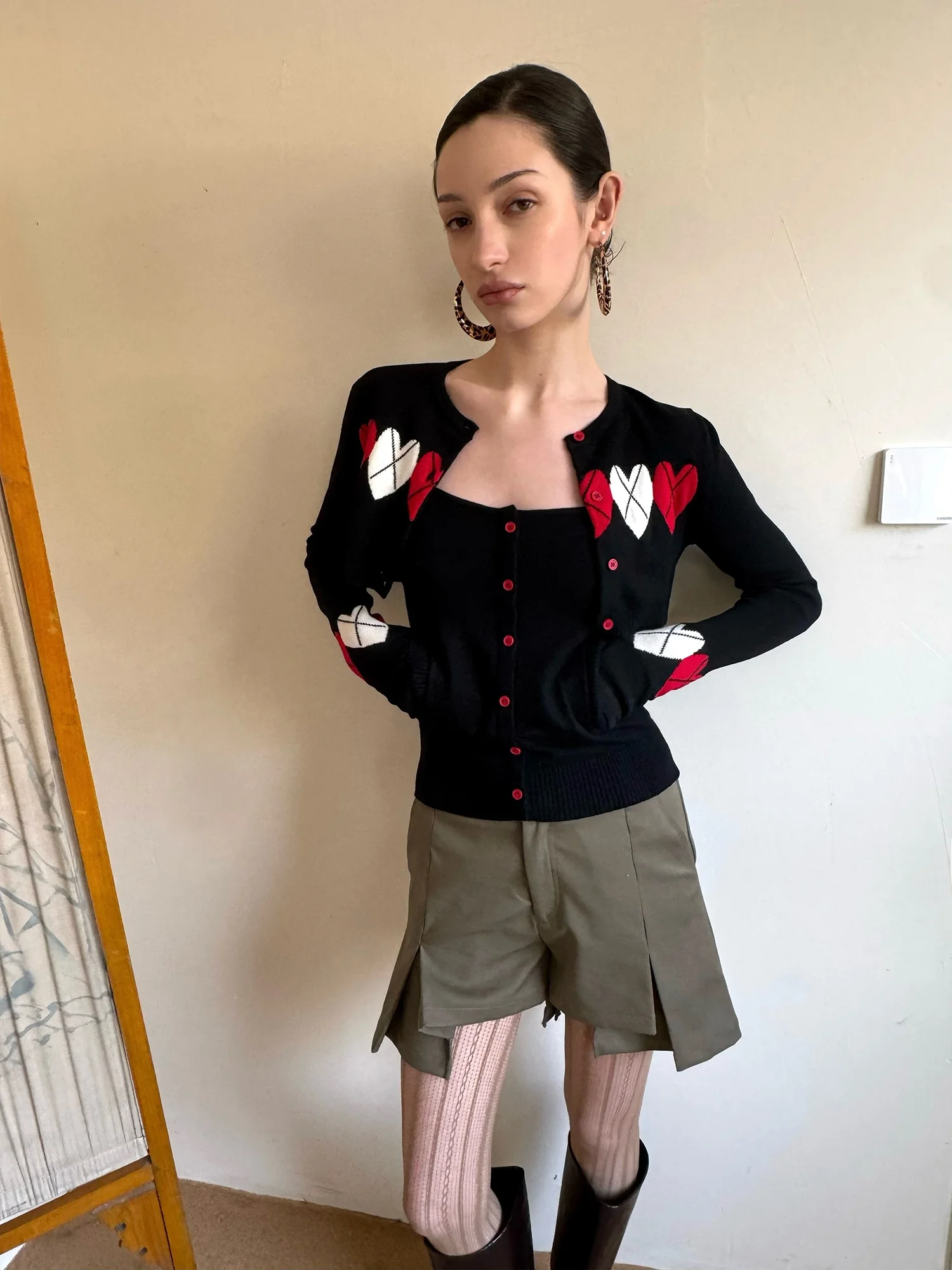 Вязаный кардиган с длинными рукавами и открытой спиной, облегающий комплект из двух предметов с ремешками, повседневный вязаный костюм для женщин, весенний сезон
Вязаный кардиган с длинными рукавами и открытой спиной, облегающий комплект из двух предметов с ремешками, повседневный вязаный костюм для женщин, весенний сезон