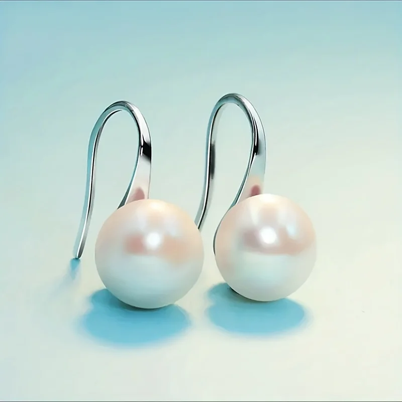 French retro curved gold hook pearl earrings, full and round pearls emitting a soft luster, paired with a dress knit sweater, creating a gentle atmosphere and niche earrings
French retro curved gold hook pearl earrings, full and round pearls emitting a soft luster, paired with a dress knit sweater, creating a gentle atmosphere and niche earrings