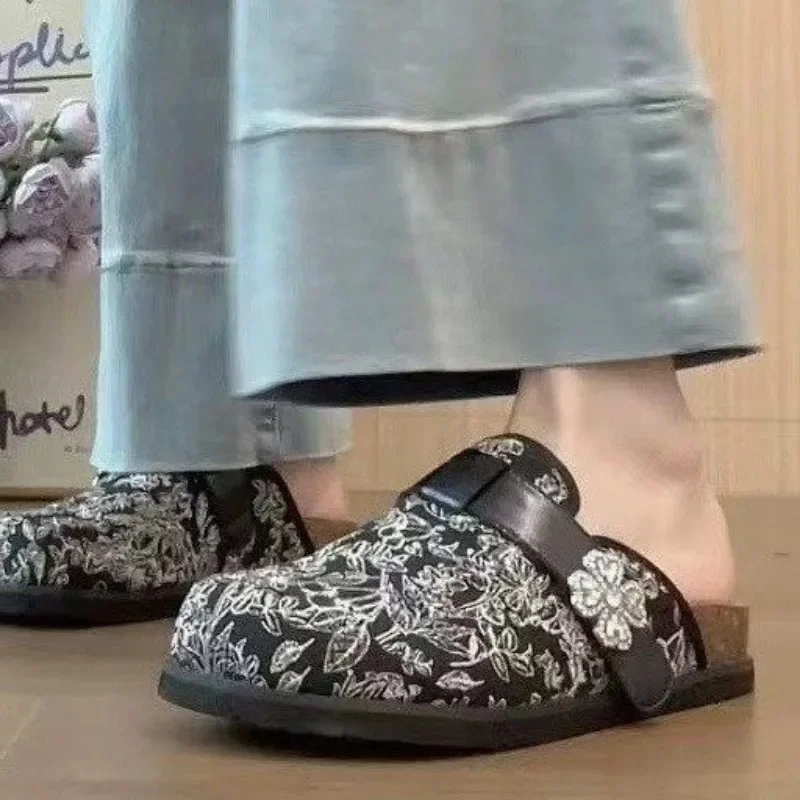 2025 Hot Selling Women's Round Toe Ethnic Slippers Outdoor Casual Flat Slippers with Print Crystal Floral Closed Toe Sandals
2025 Hot Selling Women's Round Toe Ethnic Slippers Outdoor Casual Flat Slippers with Print Crystal Floral Closed Toe Sandals