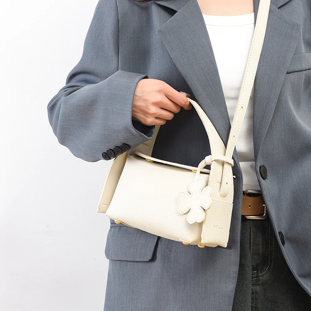 Korean Version of The New Small Square Bag, Lychee Pattern Shoulder Messenger Bag, Niche Design, High-end Casual
Korean Version of The New Small Square Bag, Lychee Pattern Shoulder Messenger Bag, Niche Design, High-end Casual