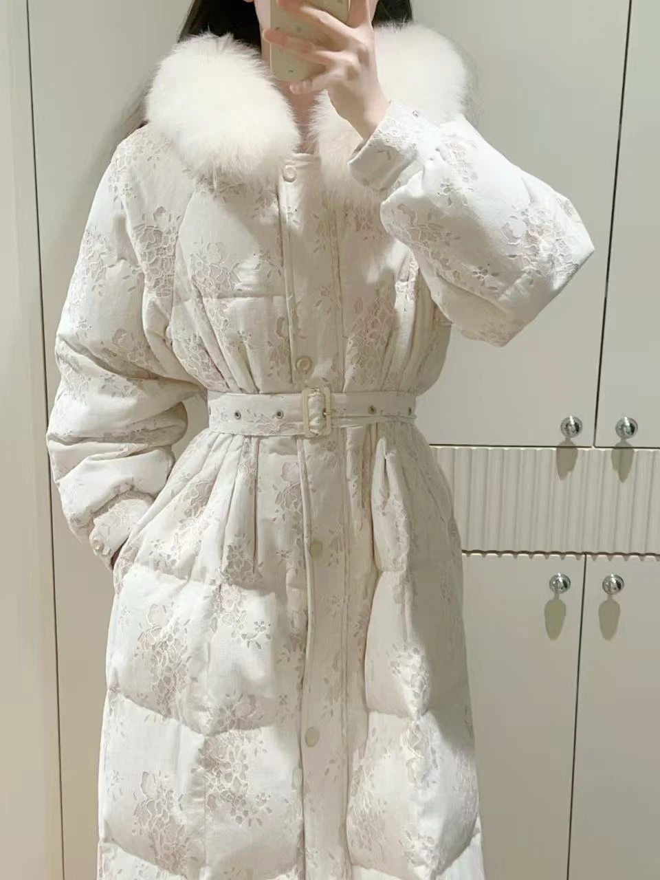 Утепленное длинное пальто Slimming Long Du с кружевными вставками и большим меховым воротником для женщин, белое стеганое пальто Ele для осени
Утепленное длинное пальто Slimming Long Du с кружевными вставками и большим меховым воротником для женщин, белое стеганое пальто Ele для осени