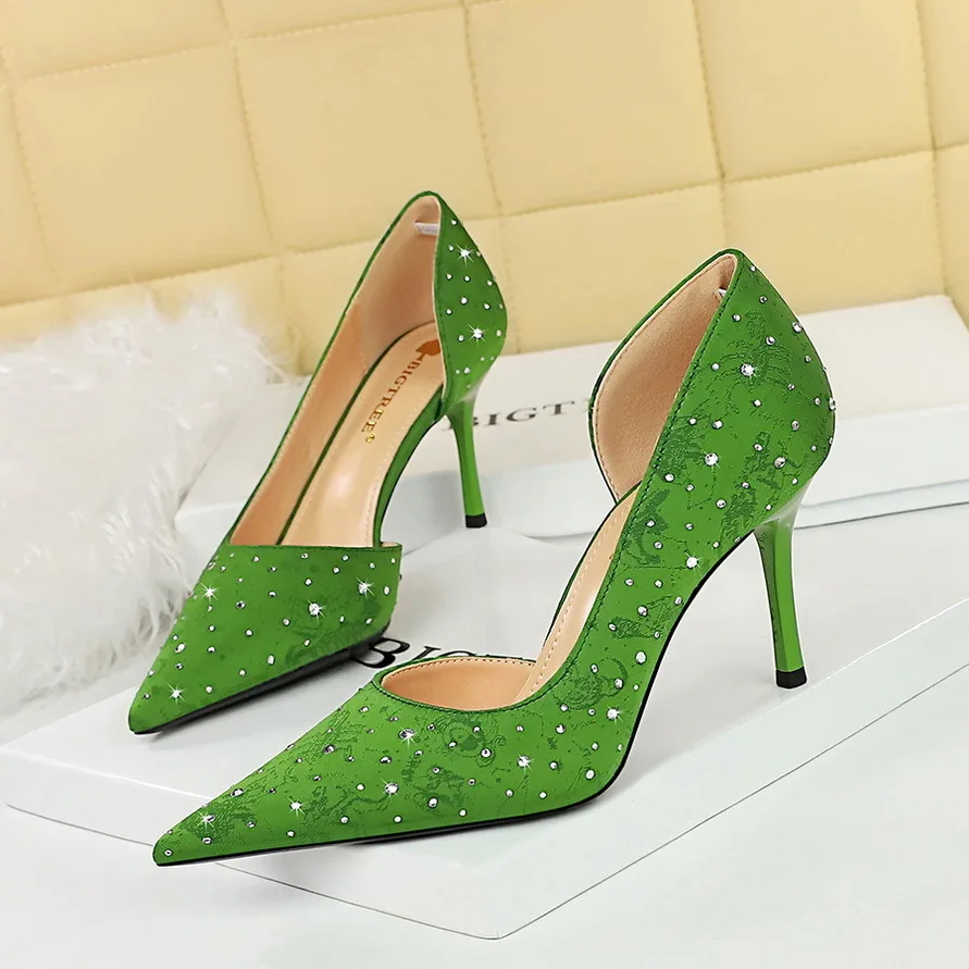 Fashion Korean Banquet Wom's High Slim Heels Shallow Mouth Pointed Satin Side Hollow Water Diamond Single Women Shoes For Pumps
Fashion Korean Banquet Wom's High Slim Heels Shallow Mouth Pointed Satin Side Hollow Water Diamond Single Women Shoes For Pumps