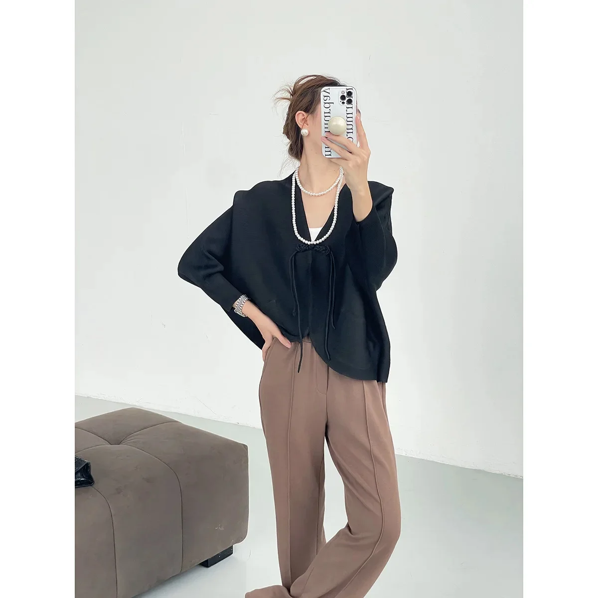 Women's coat Miyake Pleated Fashion loose V-neck one button long sleeve cardigan top
Women's coat Miyake Pleated Fashion loose V-neck one button long sleeve cardigan top