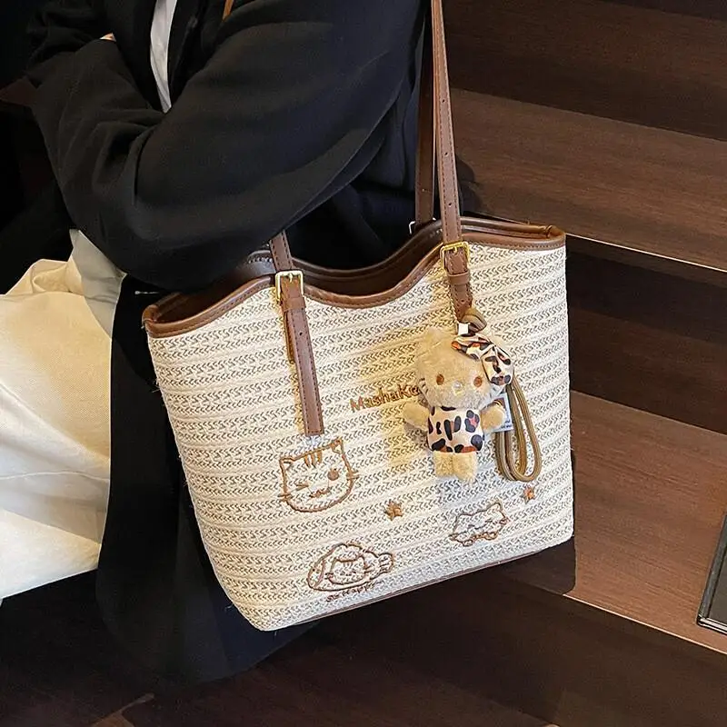 Женская плетеная сумка-тоут Hello Kitty с клубничным принтом, новинка 2026 года, вместительная сумка через плечо, модная повседневная пляжная дорожная сумка
Женская плетеная сумка-тоут Hello Kitty с клубничным принтом, новинка 2026 года, вместительная сумка через плечо, модная повседневная пляжная дорожная сумка