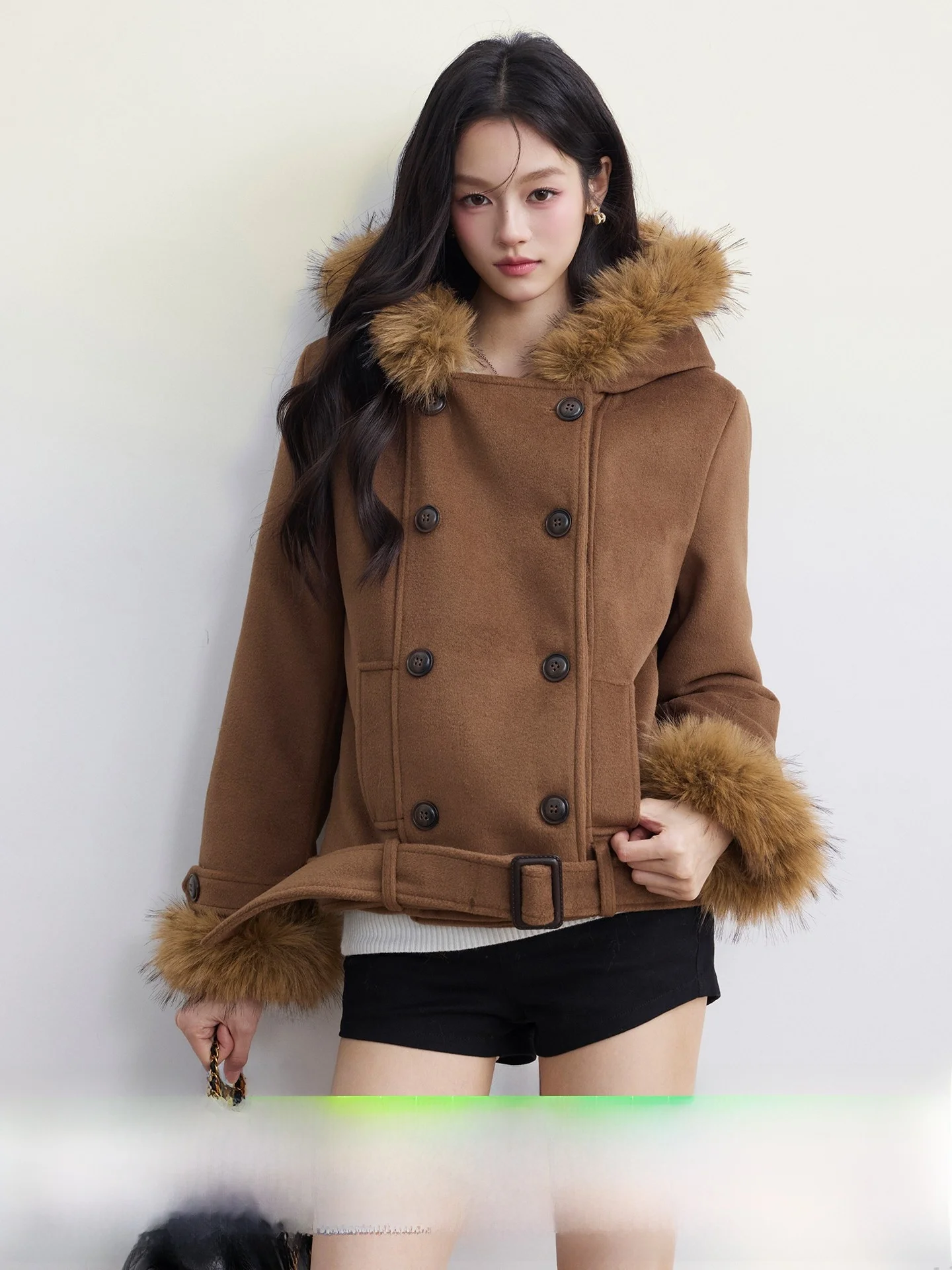 Пальто AOAOSU коричневое, из шерсти и хлопка, с двубортной застежкой, шерстяным воротником и утянутой талией, короткое
Пальто AOAOSU коричневое, из шерсти и хлопка, с двубортной застежкой, шерстяным воротником и утянутой талией, короткое