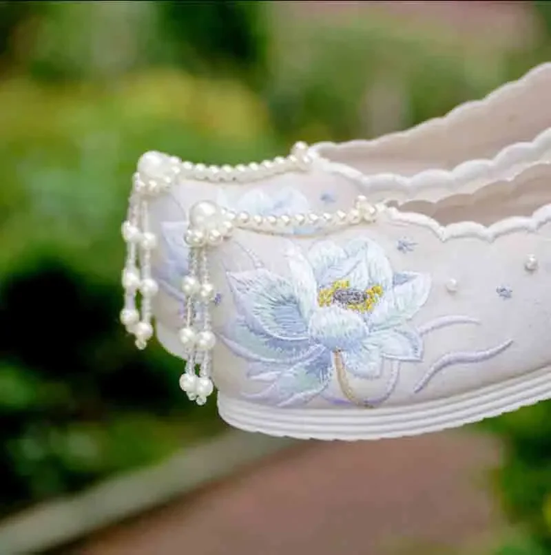 Large Size Hanfu Women Chinese Ancient Embroidery Dance Canvas Flat Shoes Women Wedding Ankle Strap Shoes For Women
Large Size Hanfu Women Chinese Ancient Embroidery Dance Canvas Flat Shoes Women Wedding Ankle Strap Shoes For Women